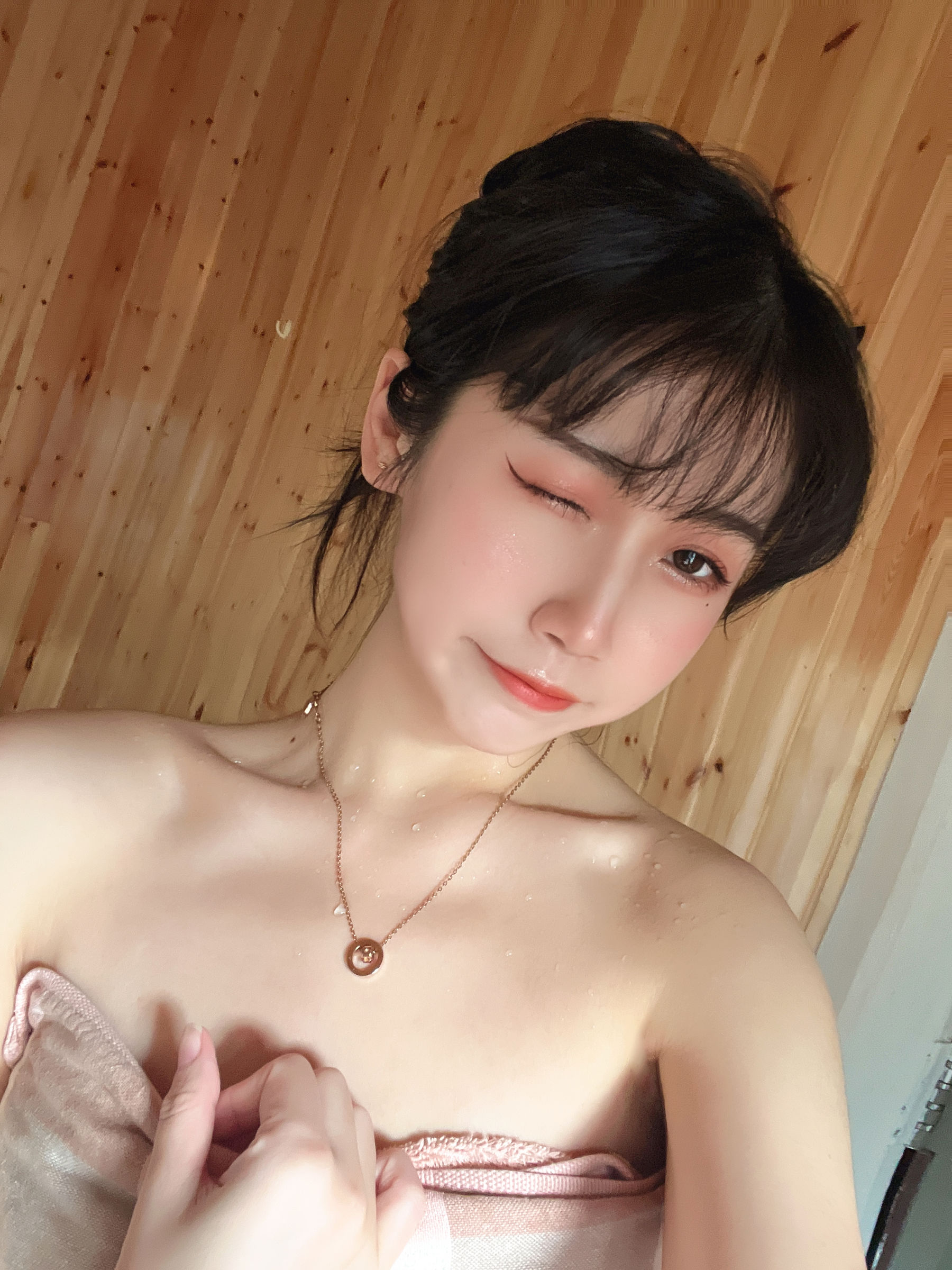 微博人气Coser不呆猫 – 霸气红色人妻 [57P]