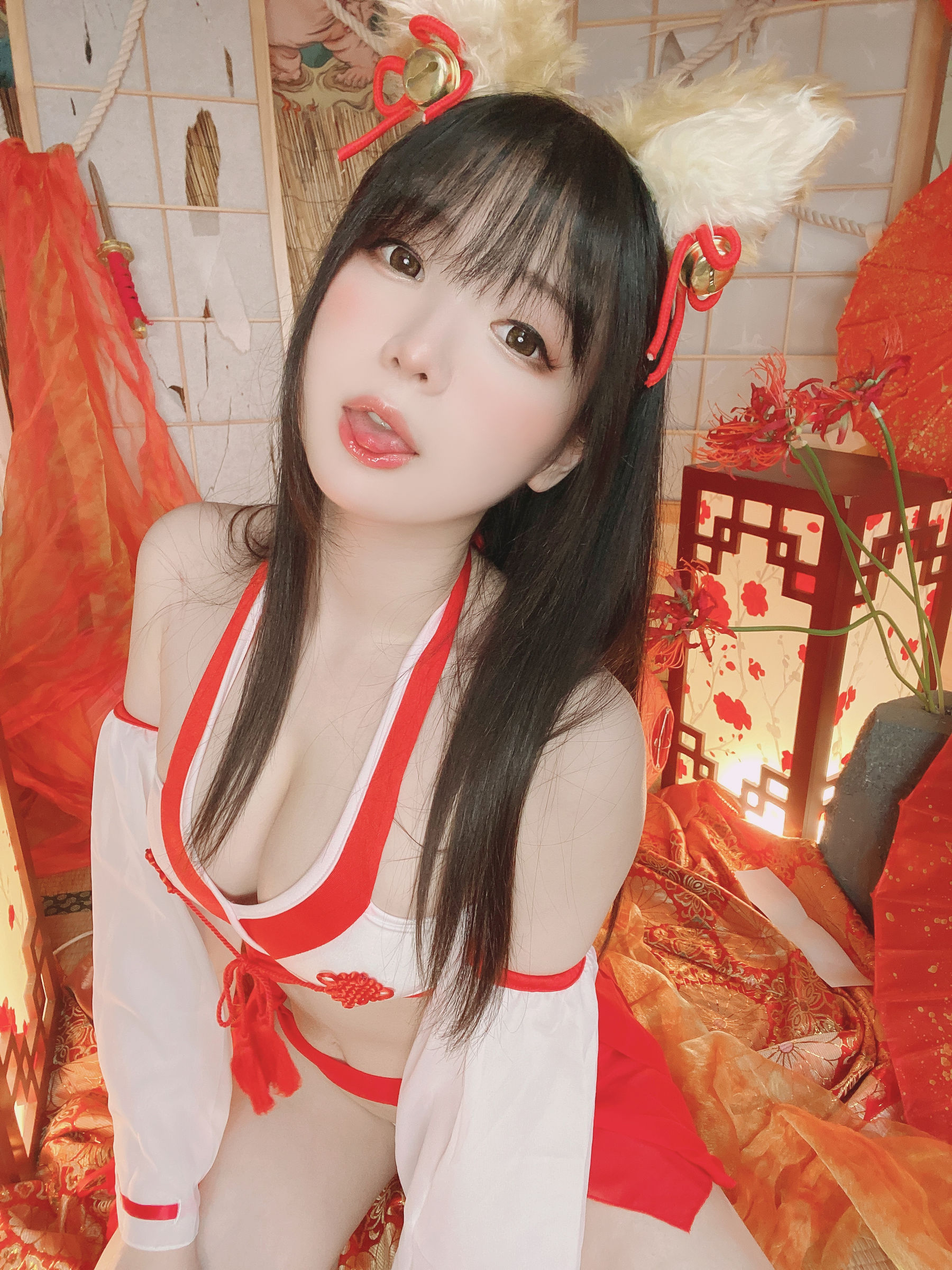 微博妹纸霜月shimo – きつね巫女さん [16P]