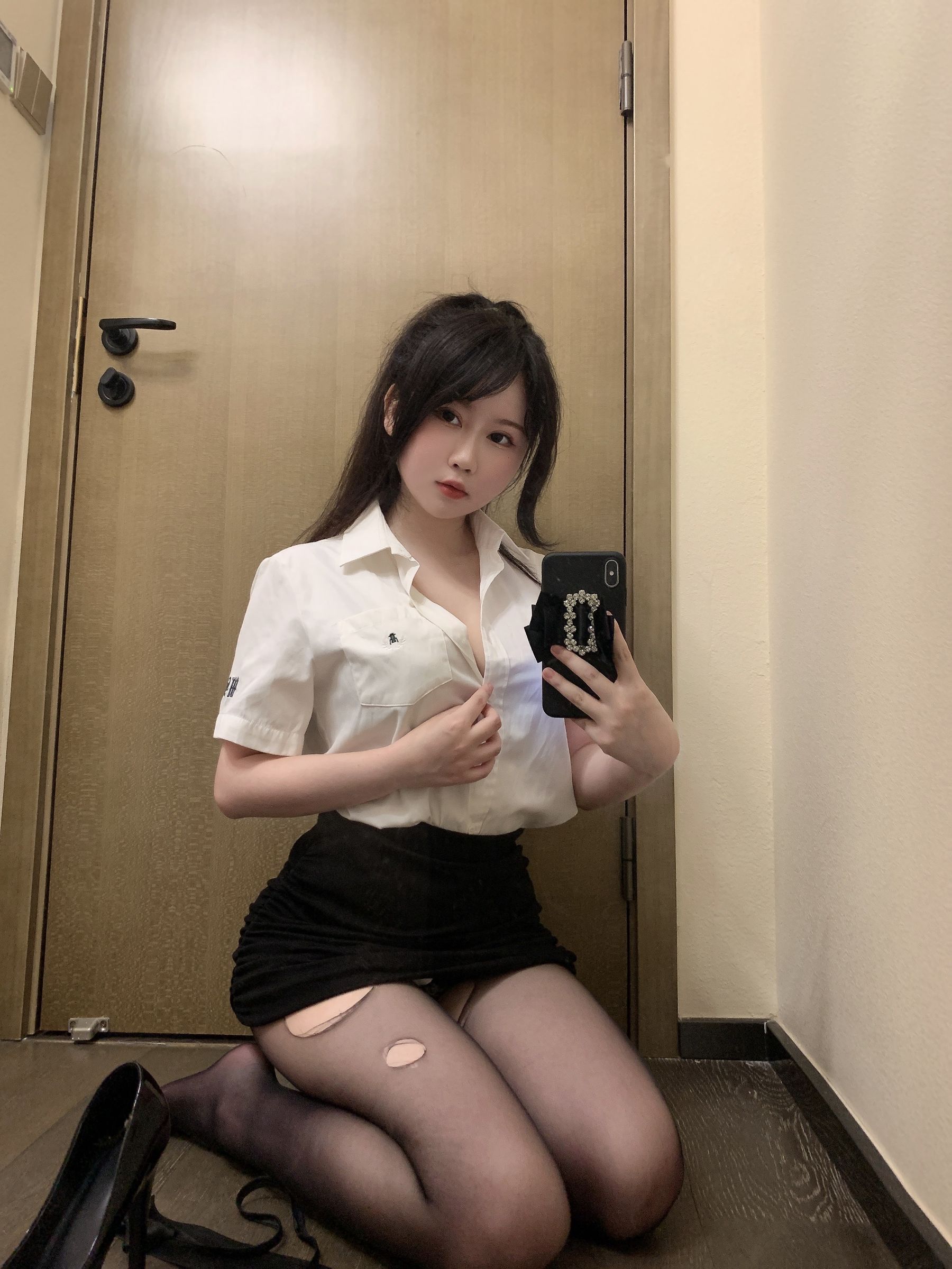 蜜桃少女是依酱呀 – 刚入职的新人 [40P]