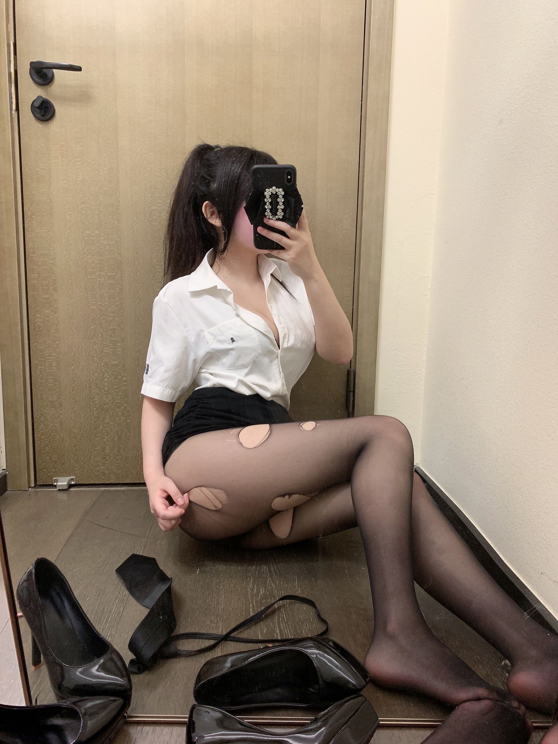 蜜桃少女是依酱呀 – 刚入职的新人 [40P]