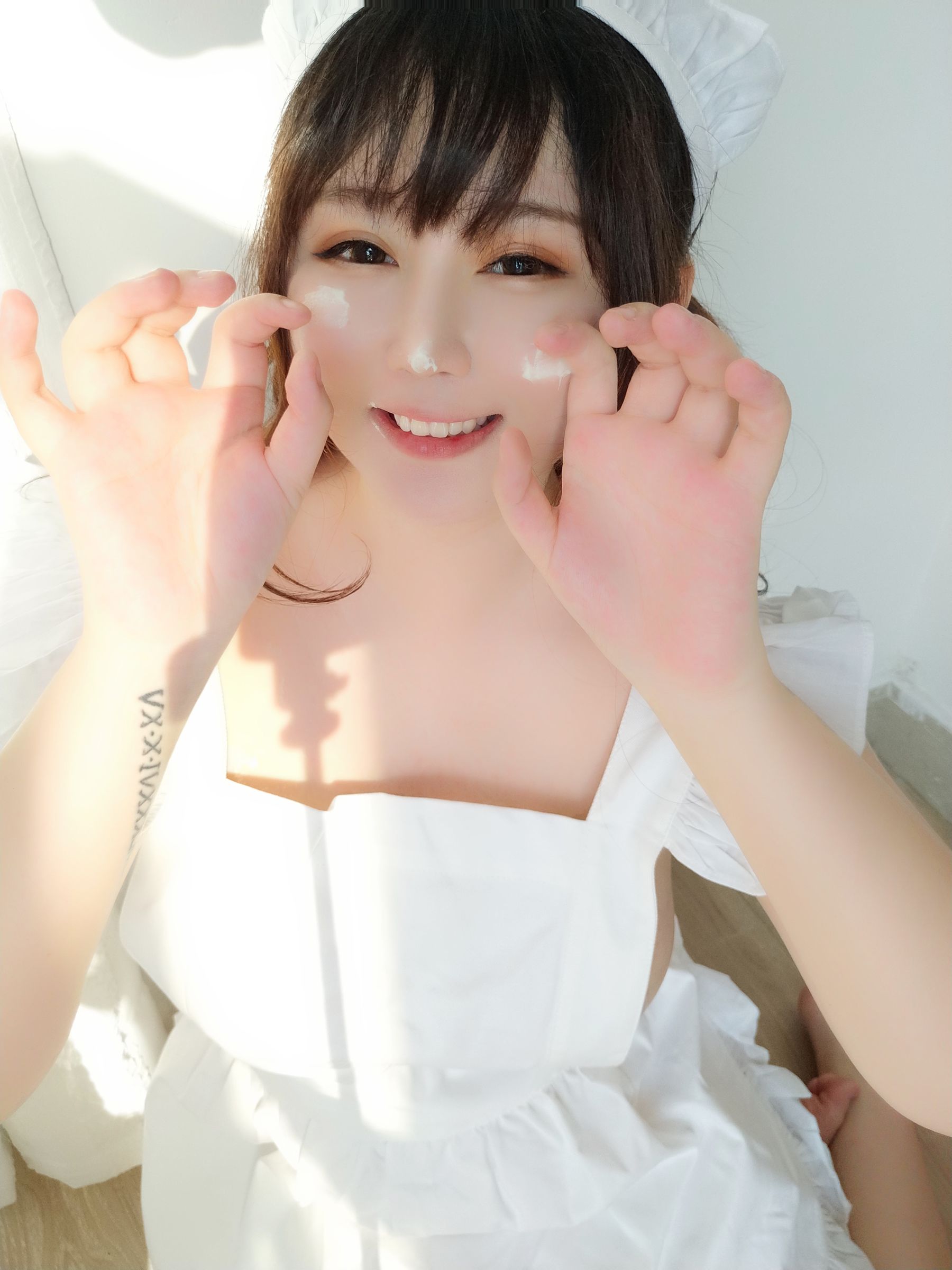 [Cosplay写真] 蜜桃少女是依酱呀 – 小厨娘 [40P]