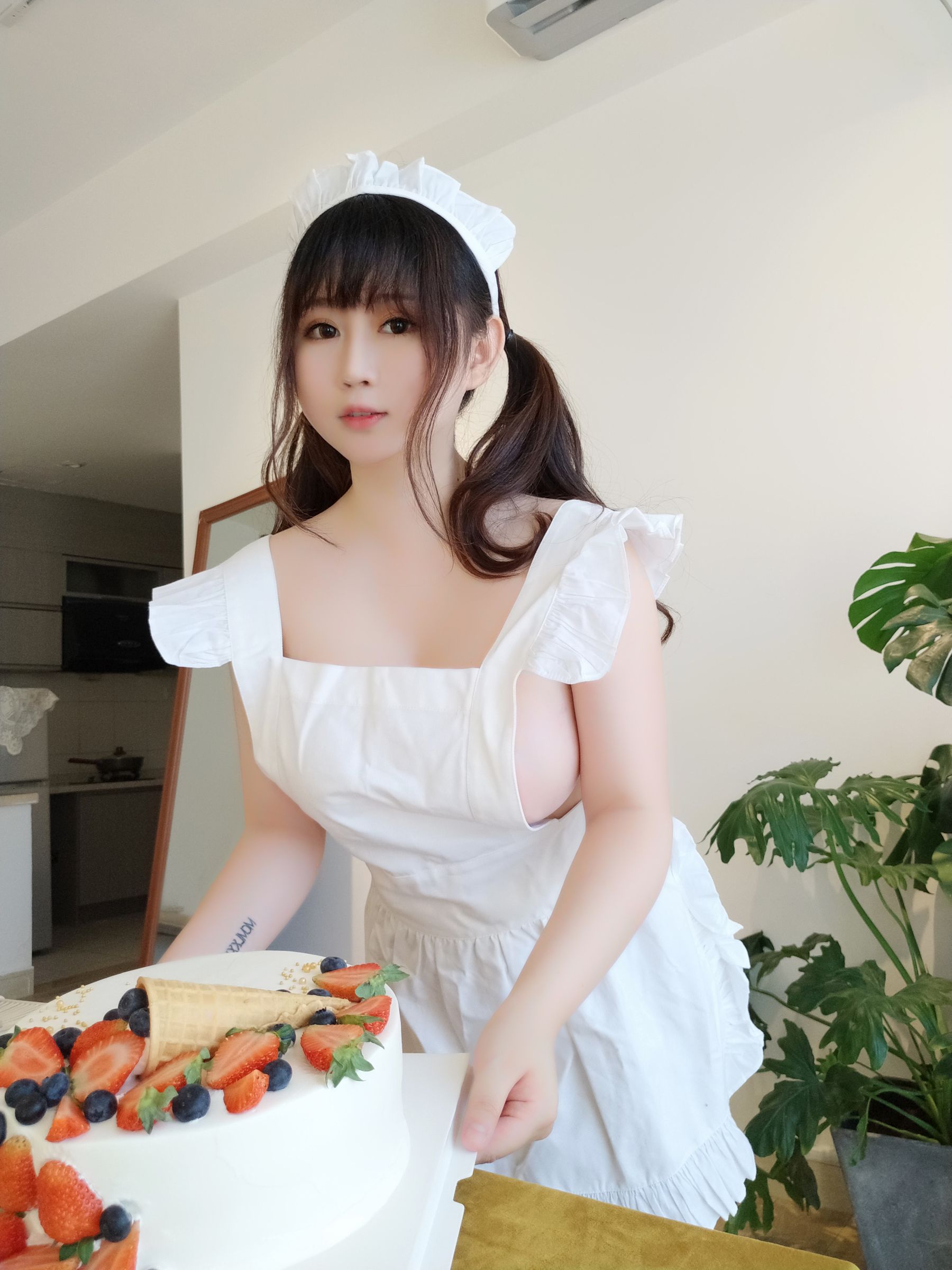 [Cosplay写真] 蜜桃少女是依酱呀 – 小厨娘 [40P]