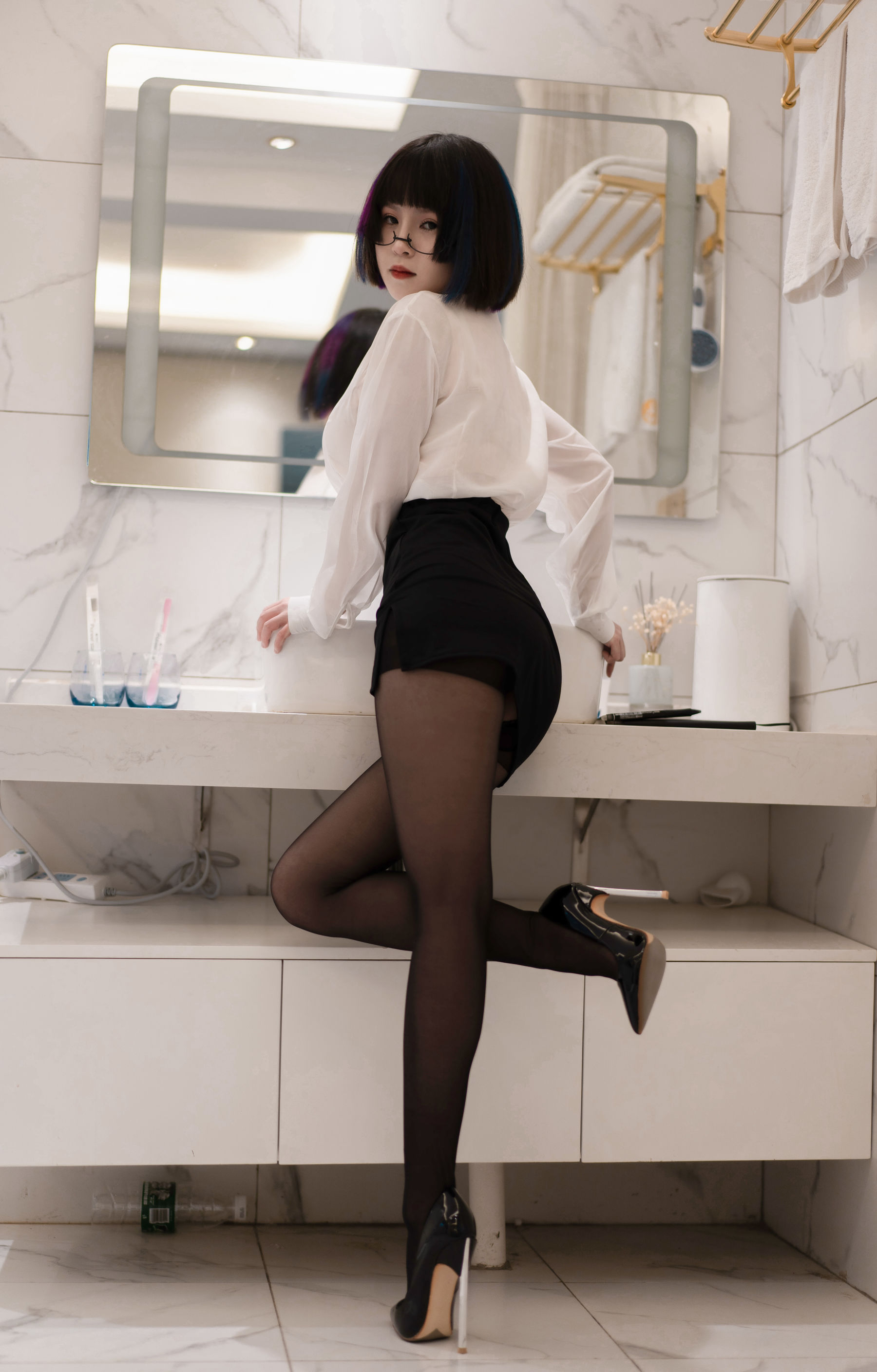 美少女晕崽 – 迷情小秘 [36P]