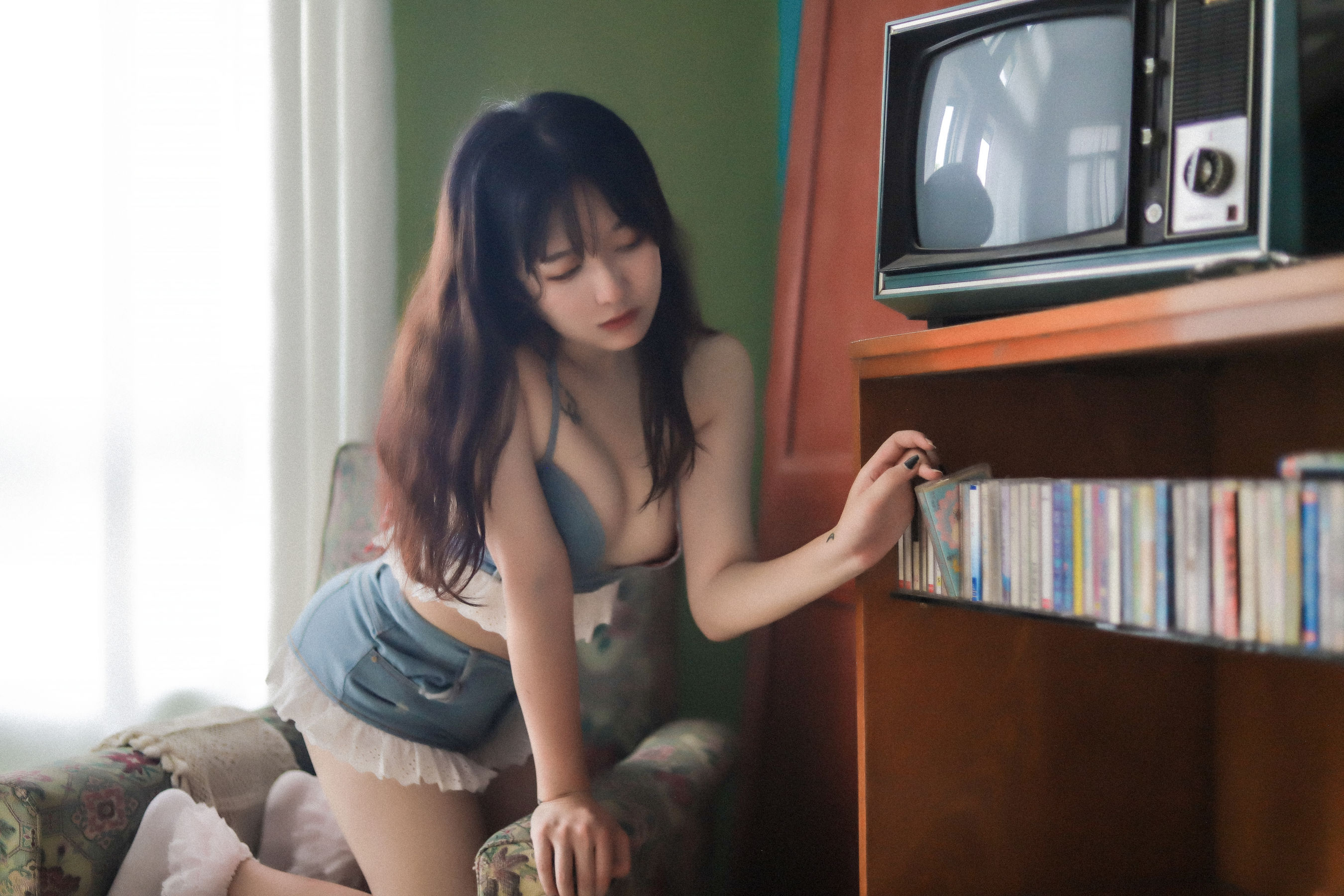 奇行家狗崽 – 桃子听蝉 [22P]