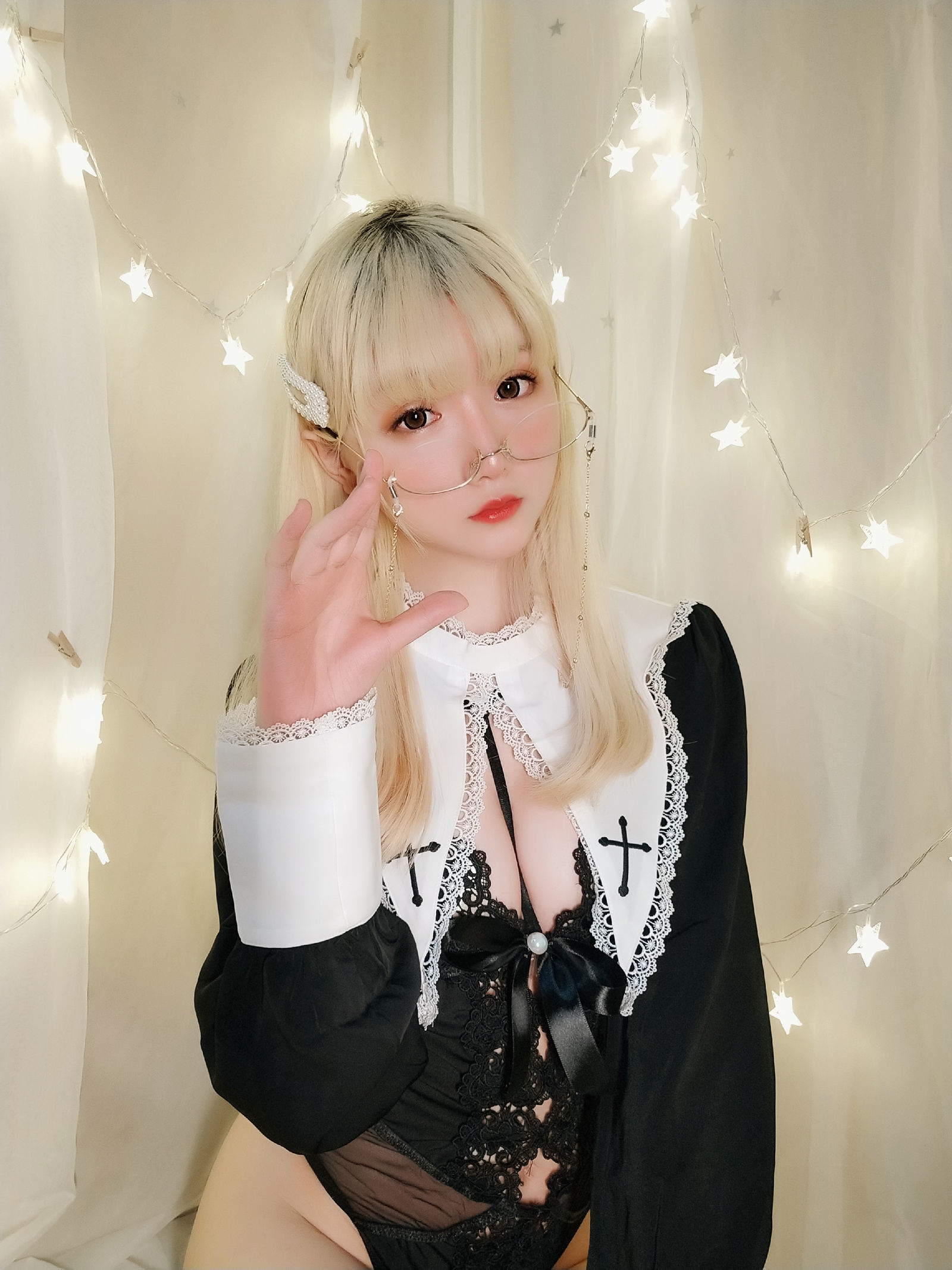 [萝莉COS] 星之迟迟 VOL.15 圣光修女包 [60P]