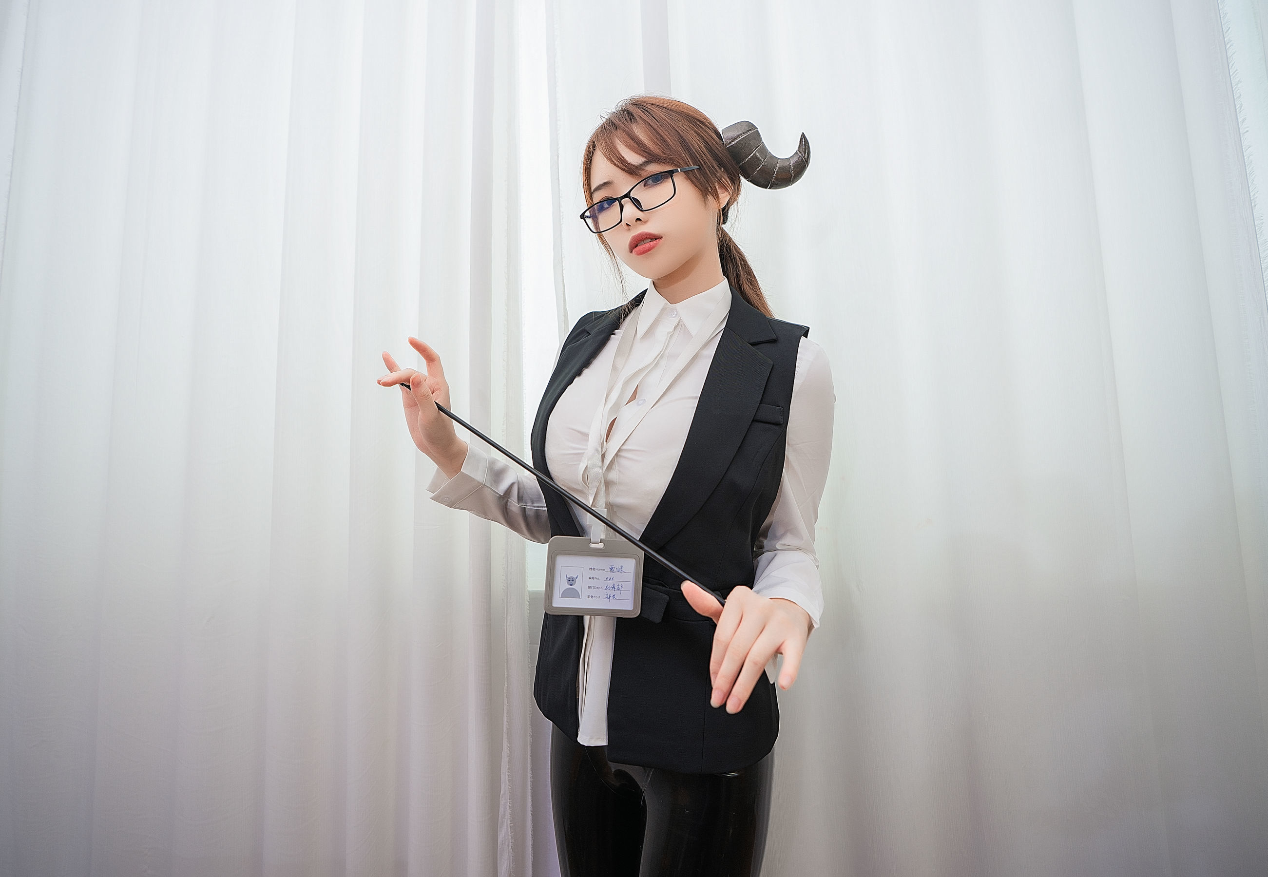 [萝莉COS] 雯妹 – 魅魔 office devil [27P]