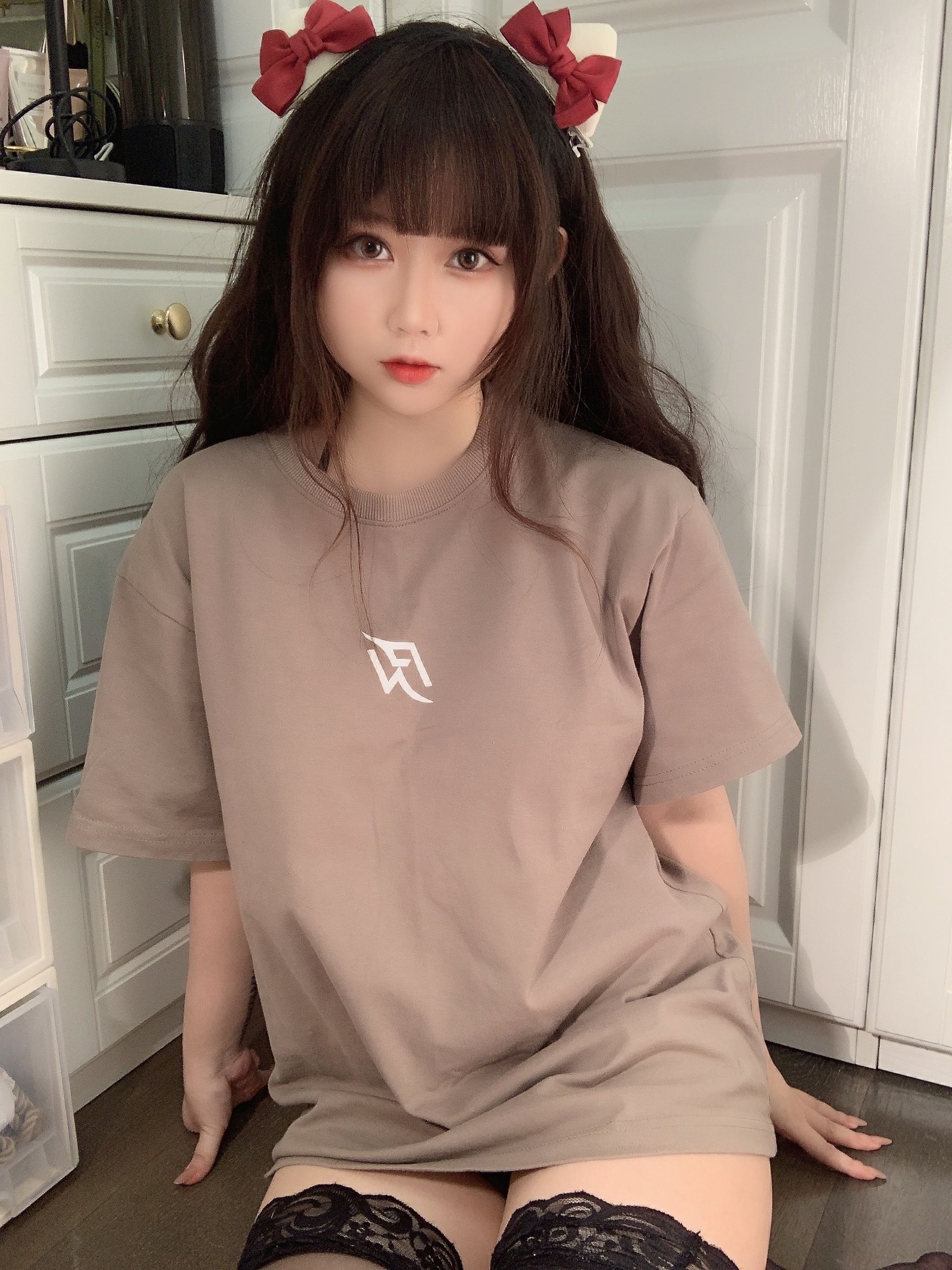 蜜桃少女是依酱呀 – T恤底下 [31P]