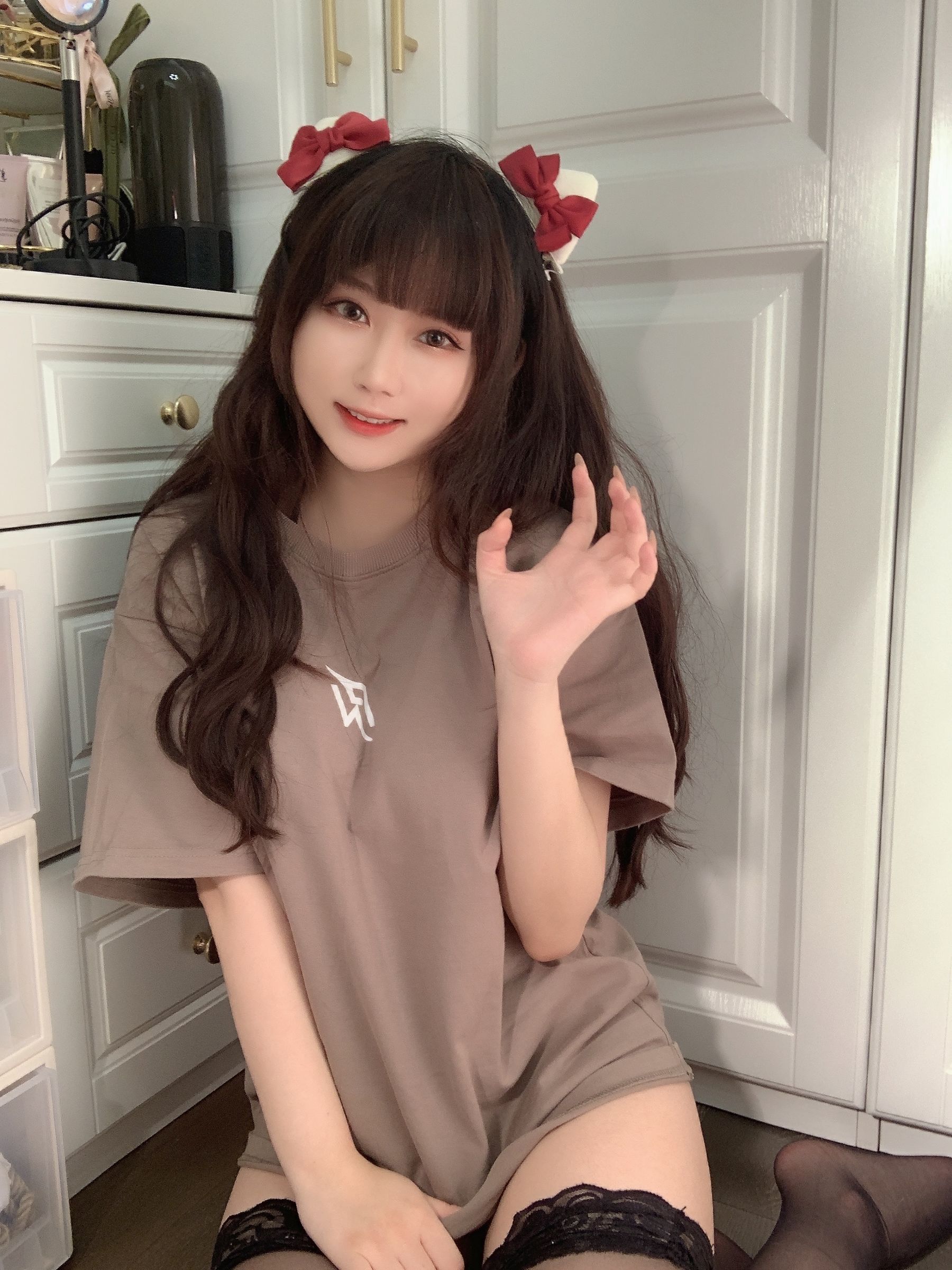 蜜桃少女是依酱呀 – T恤底下 [31P]