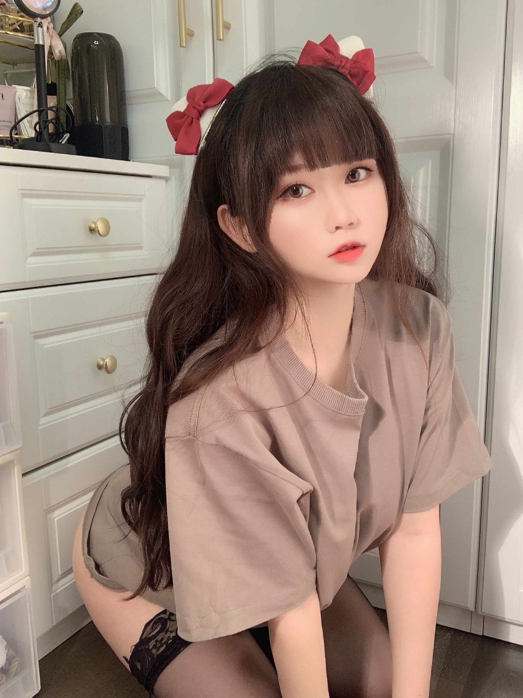 蜜桃少女是依酱呀 – T恤底下 [31P]