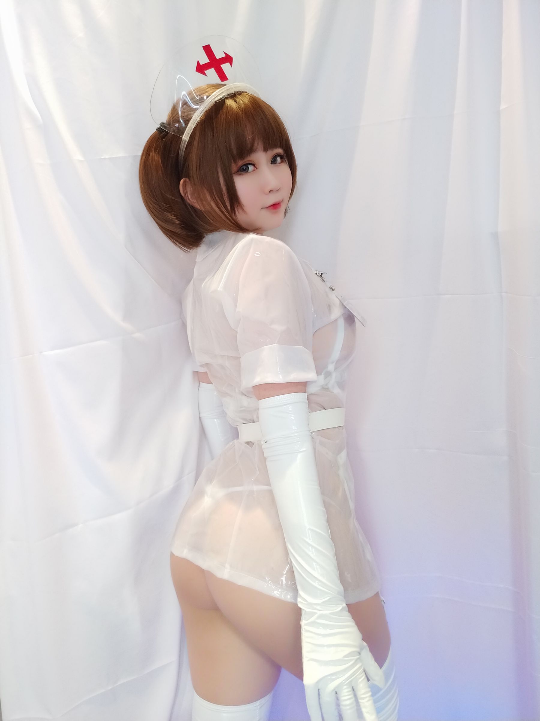 [Cosplay写真] 蜜桃少女是依酱呀 – 专属护士 [38P]