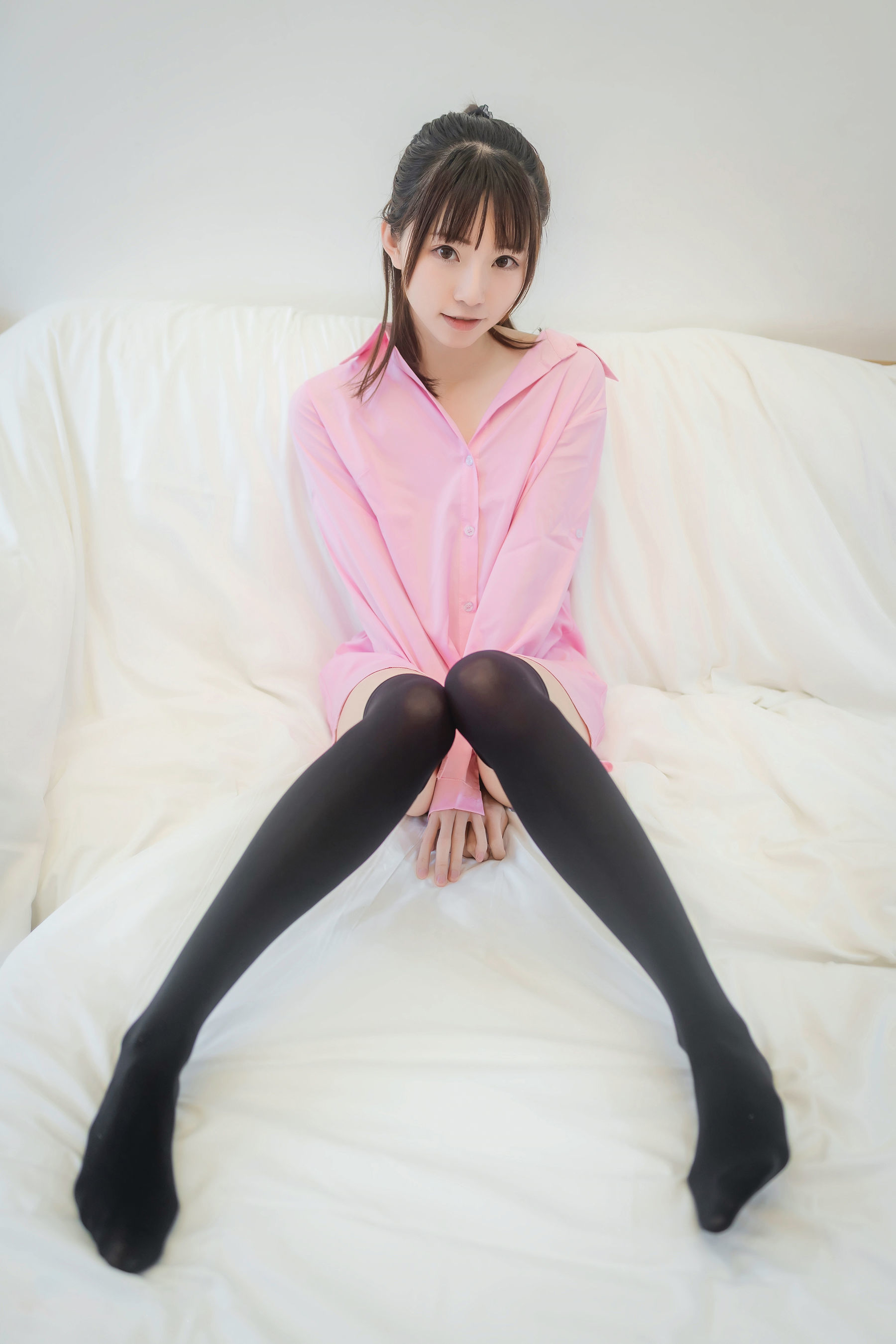 动漫博主Kitaro_绮太郎 – 粉色衬衫 [38P]