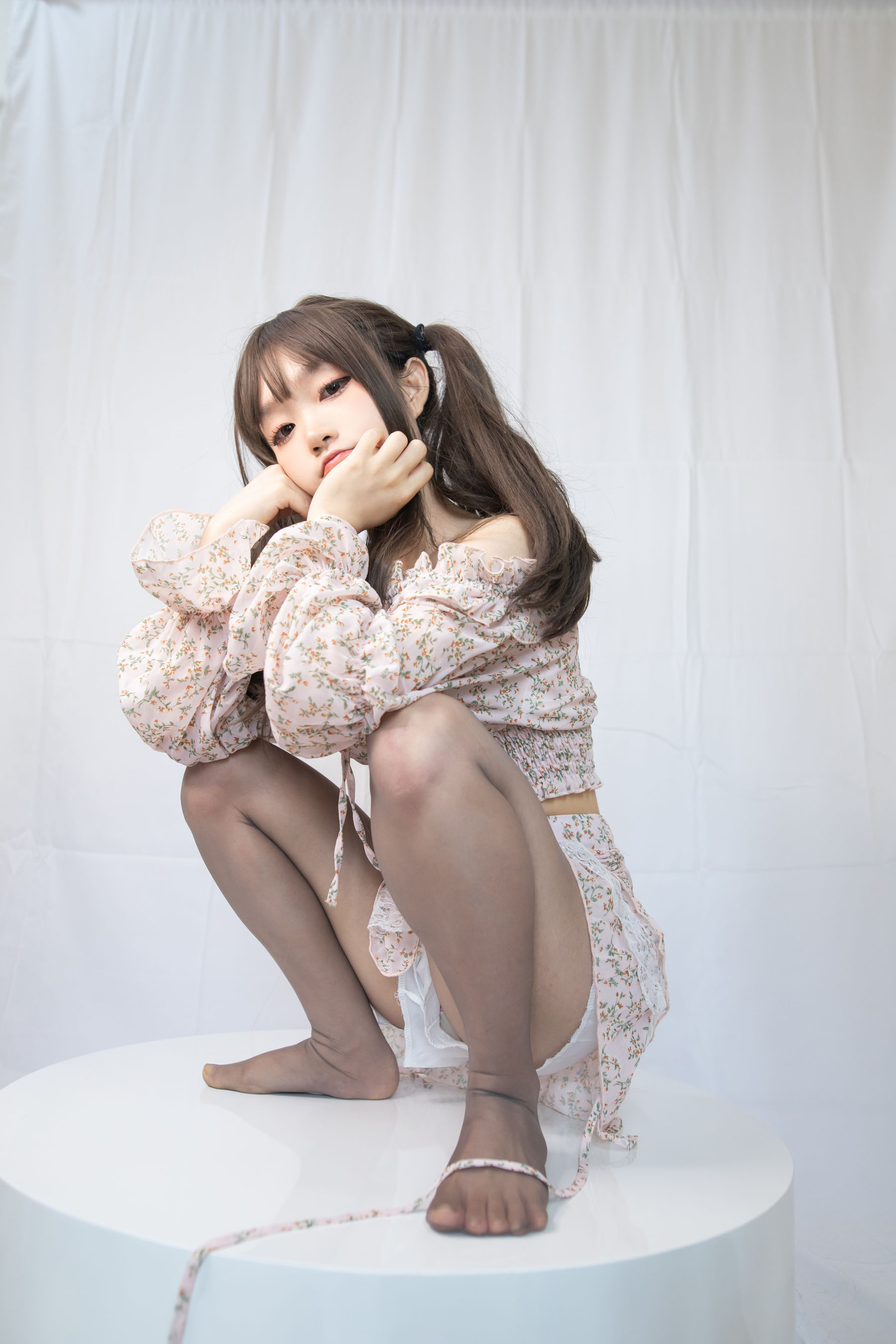 神沢永莉 – 灰丝花裙子 [26P]