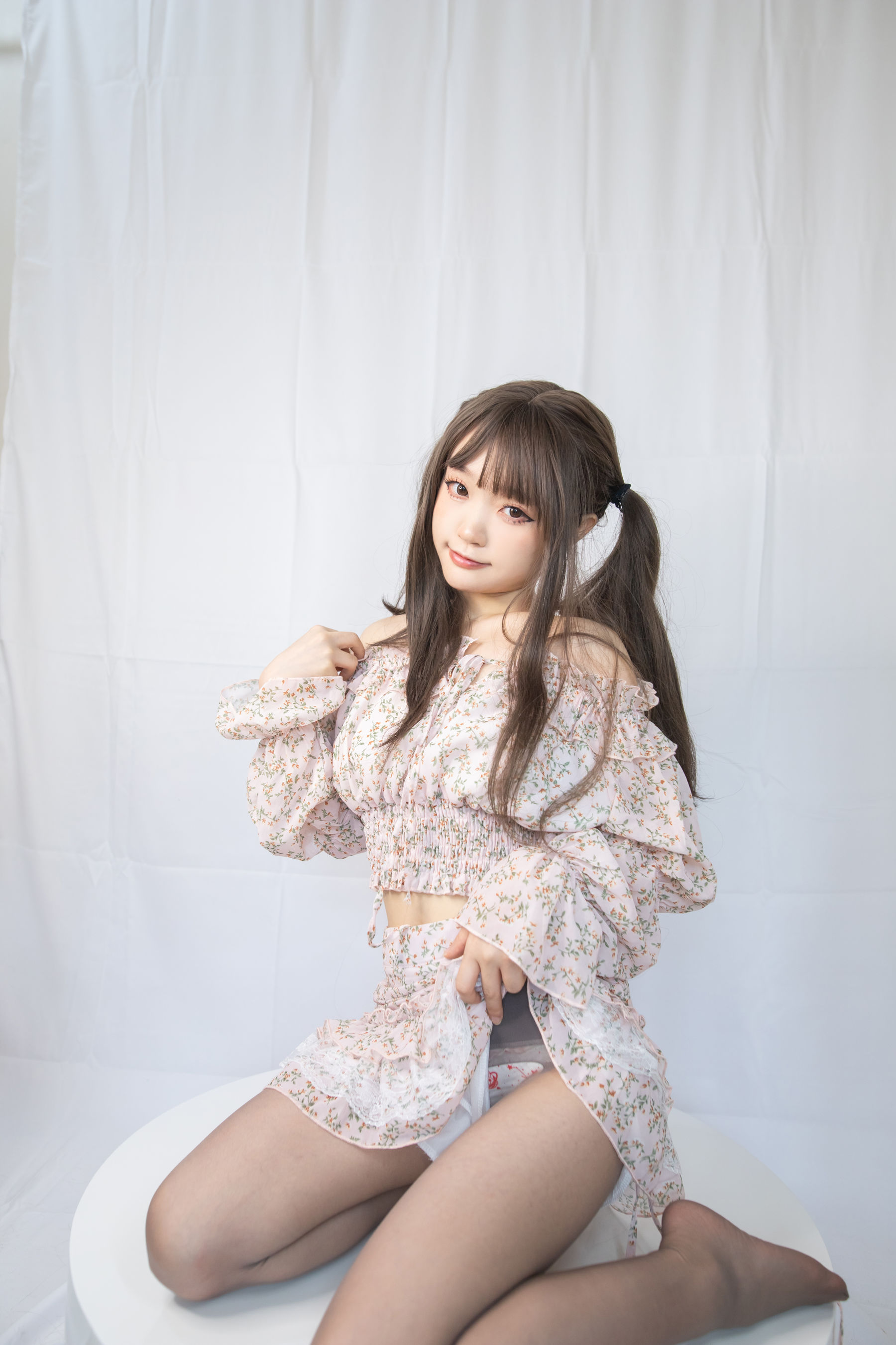 神沢永莉 – 灰丝花裙子 [26P]