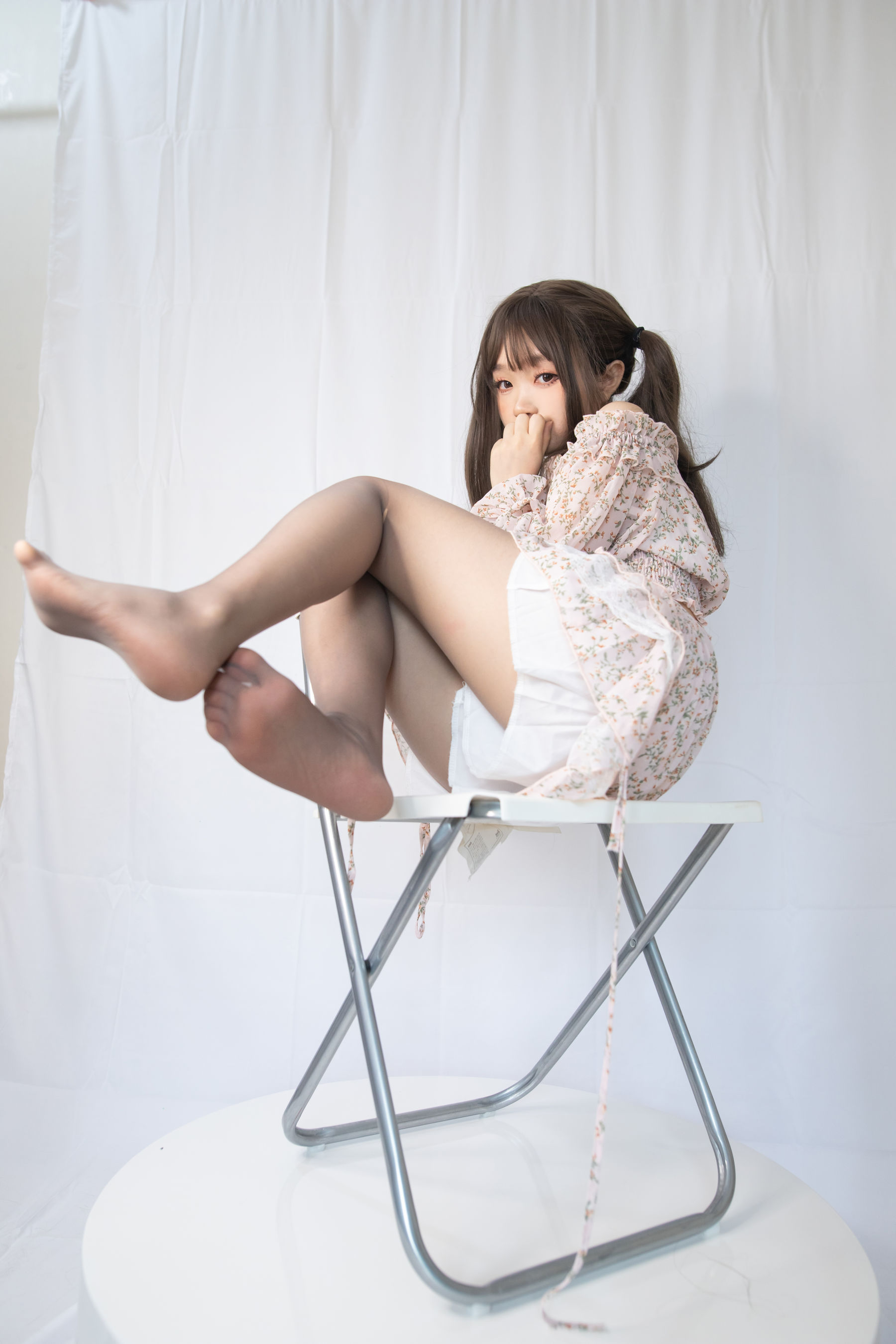 神沢永莉 – 灰丝花裙子 [26P]