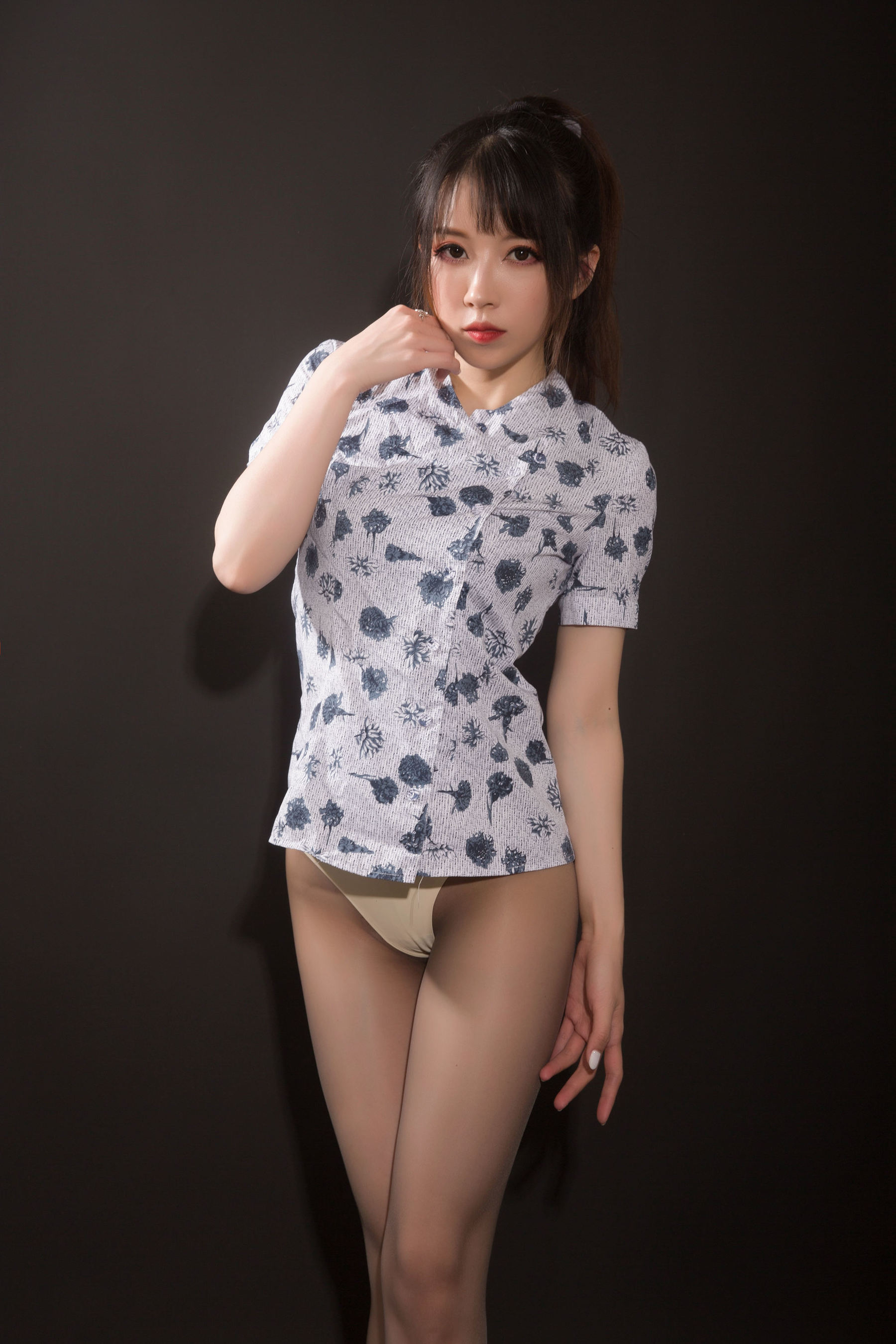 斗鱼主播小女巫露娜 – 东航棚拍 [21P]