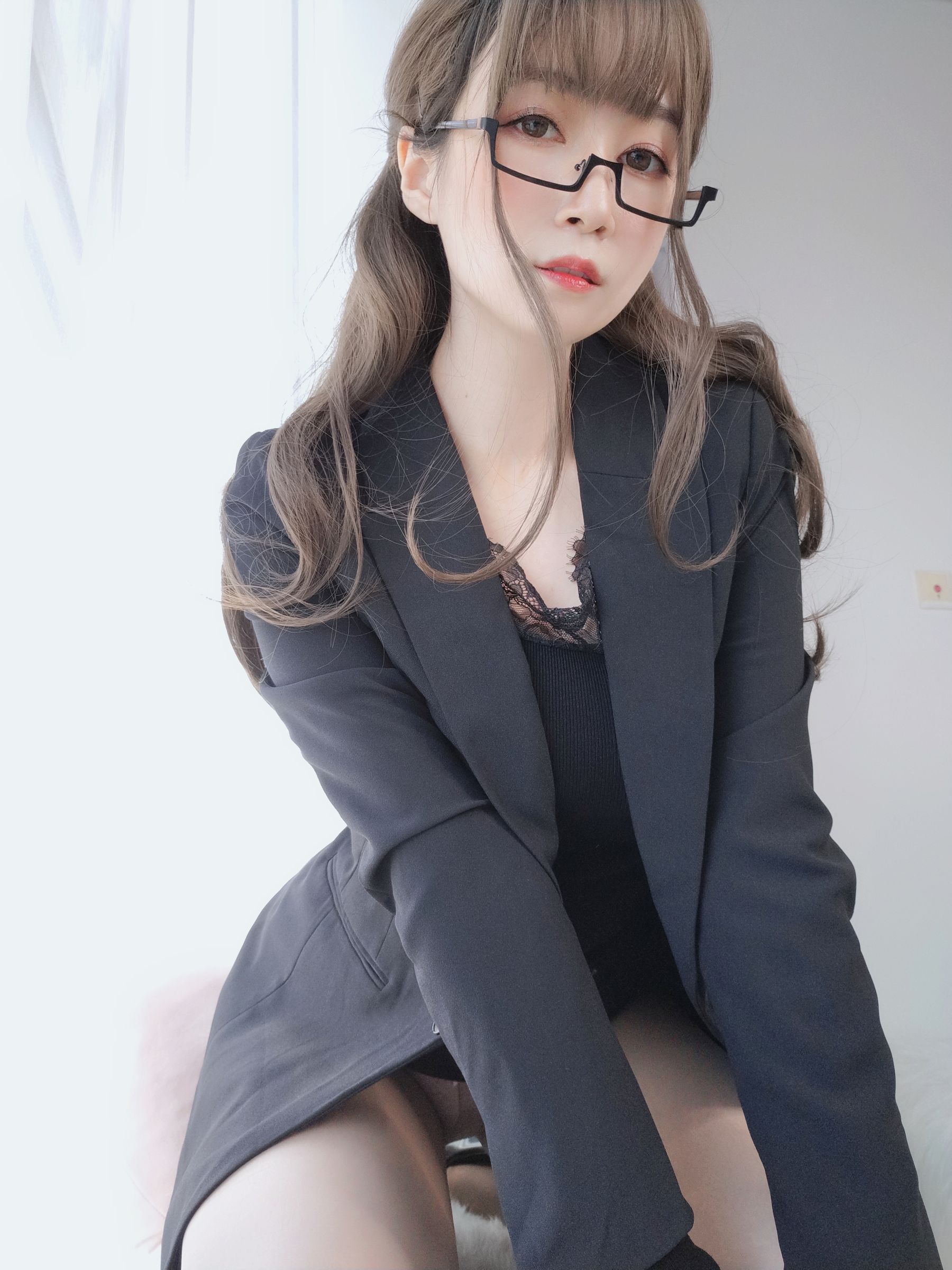 Coser小姐姐白银 – 黑西服 [69P]