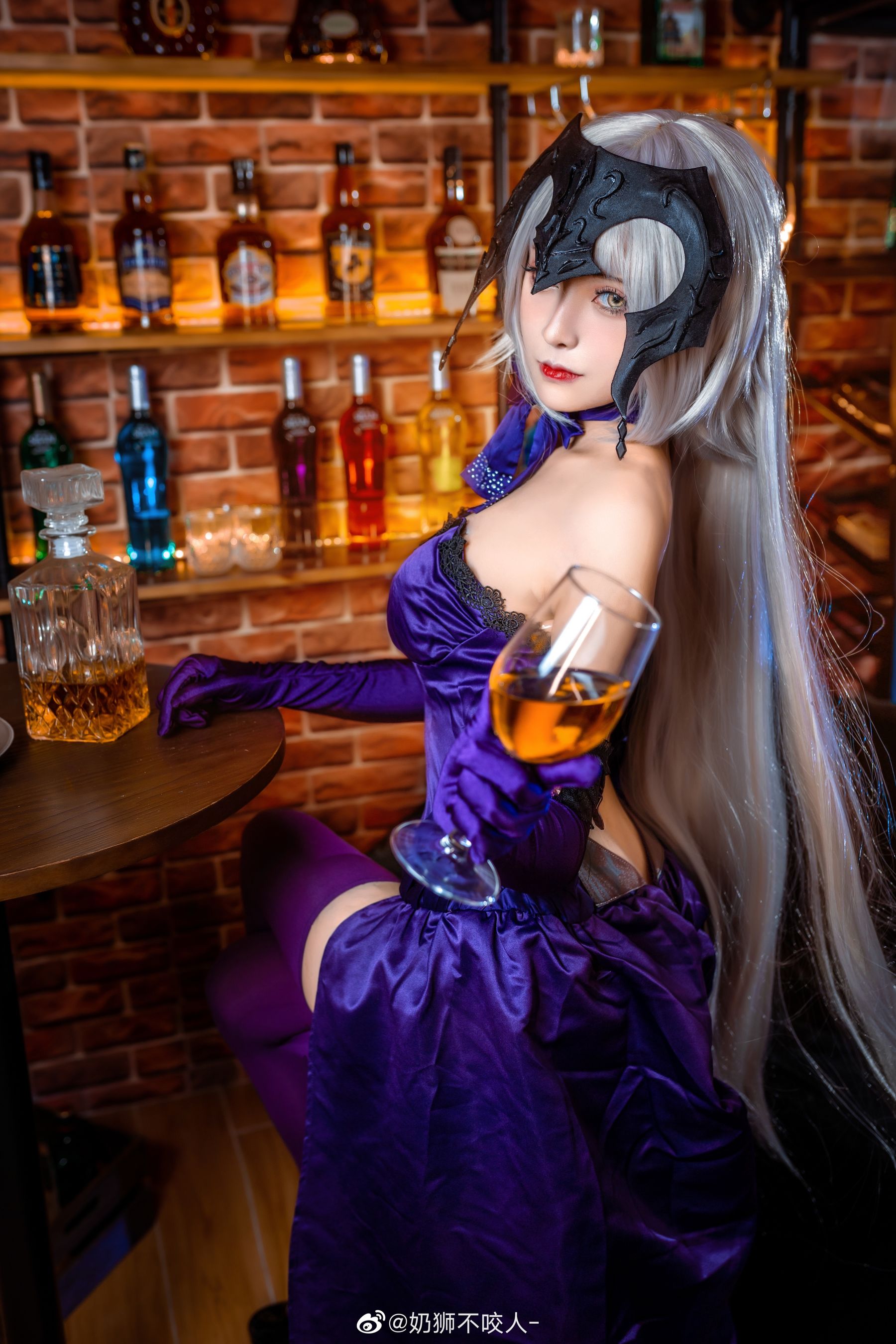 [Cosplay写真] 奶狮不咬人 – 黑贞德 [10P]