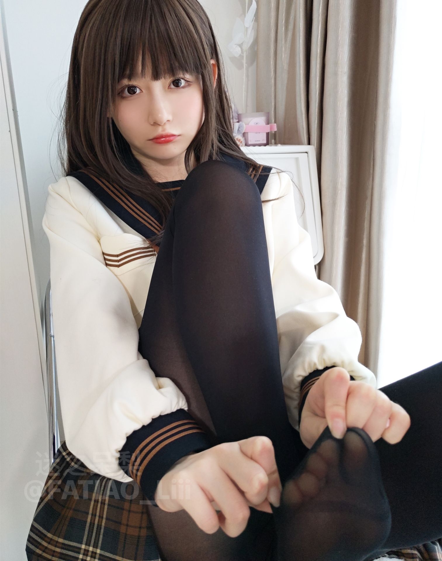 迷之呆梨(发条少女)[fantia] – 黒いタイツをはいている [19P]