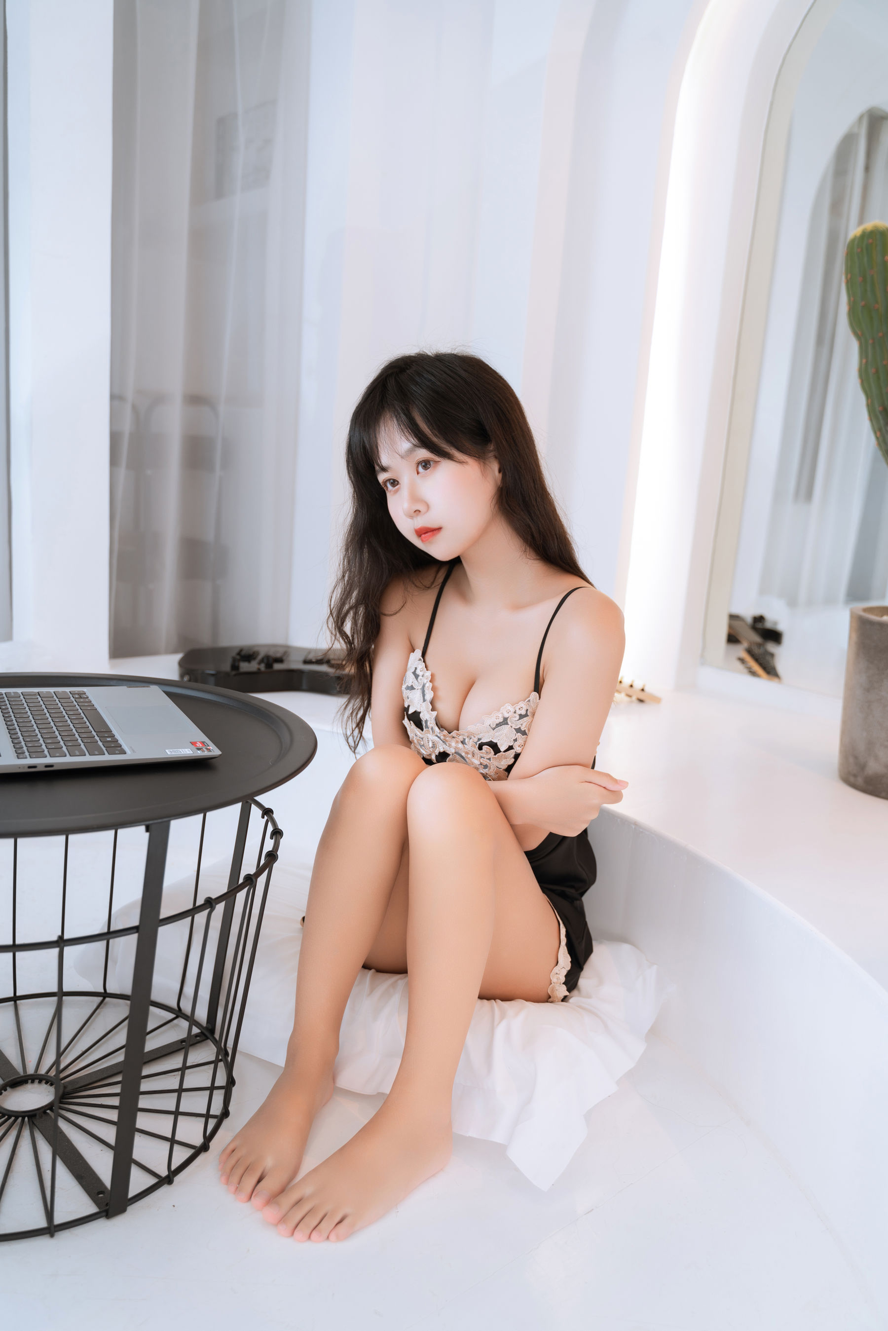 阳光美少女萌芽儿o0 – 吊带睡衣 [12P]