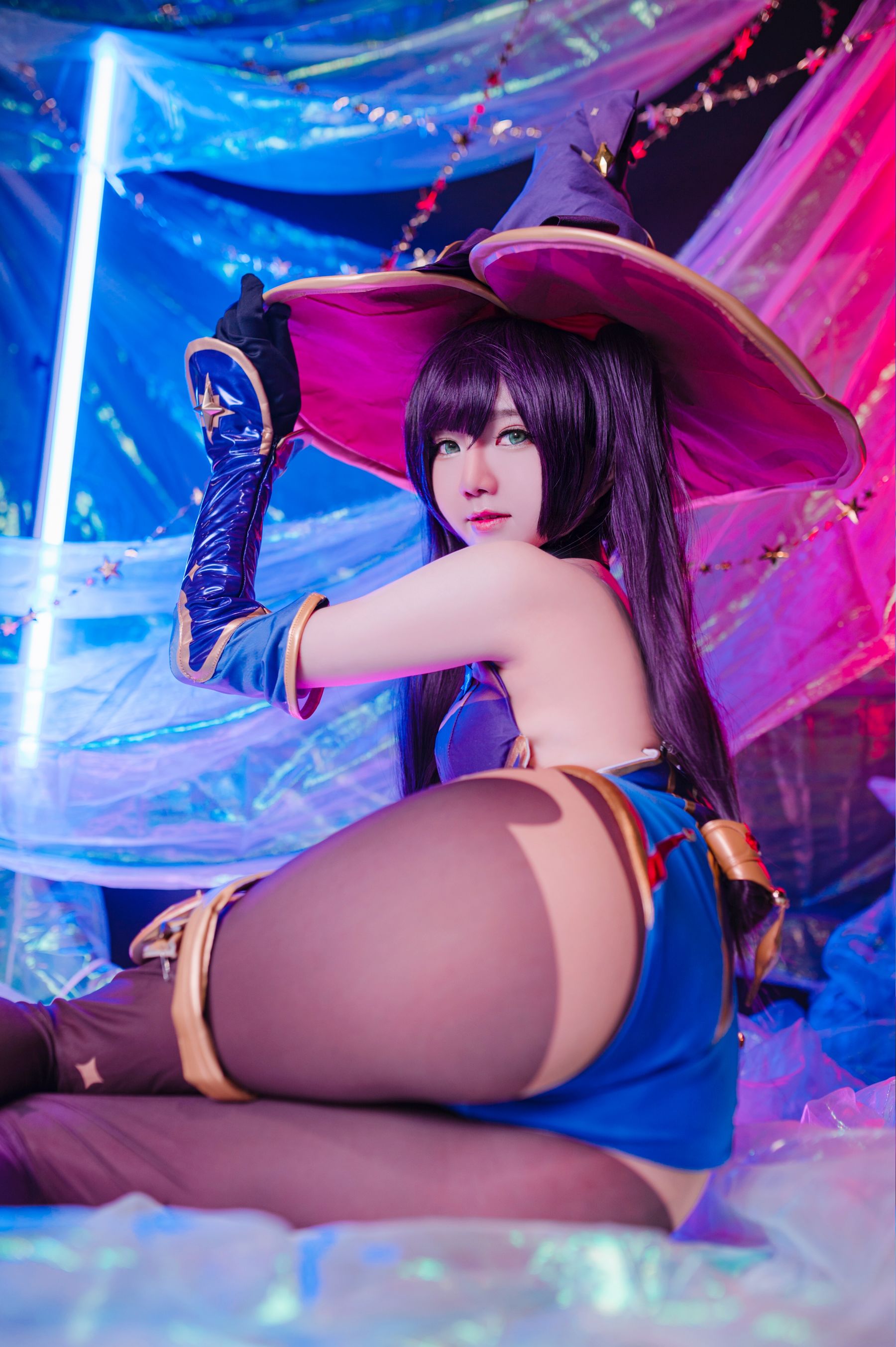 Sally Dorasnow – Mona [33P]