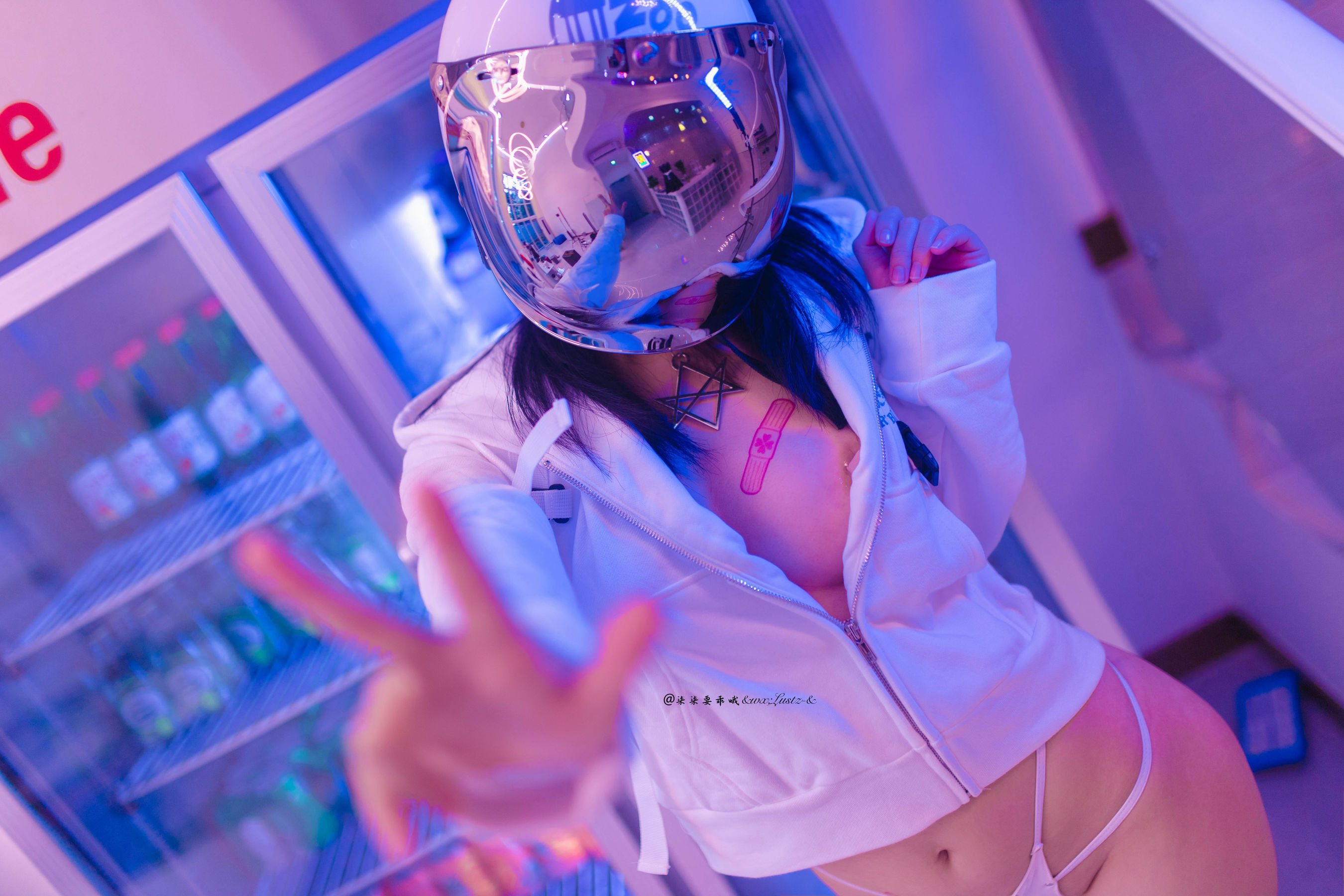 动漫博主柒柒要乖哦 – 骑行少女 [32P]