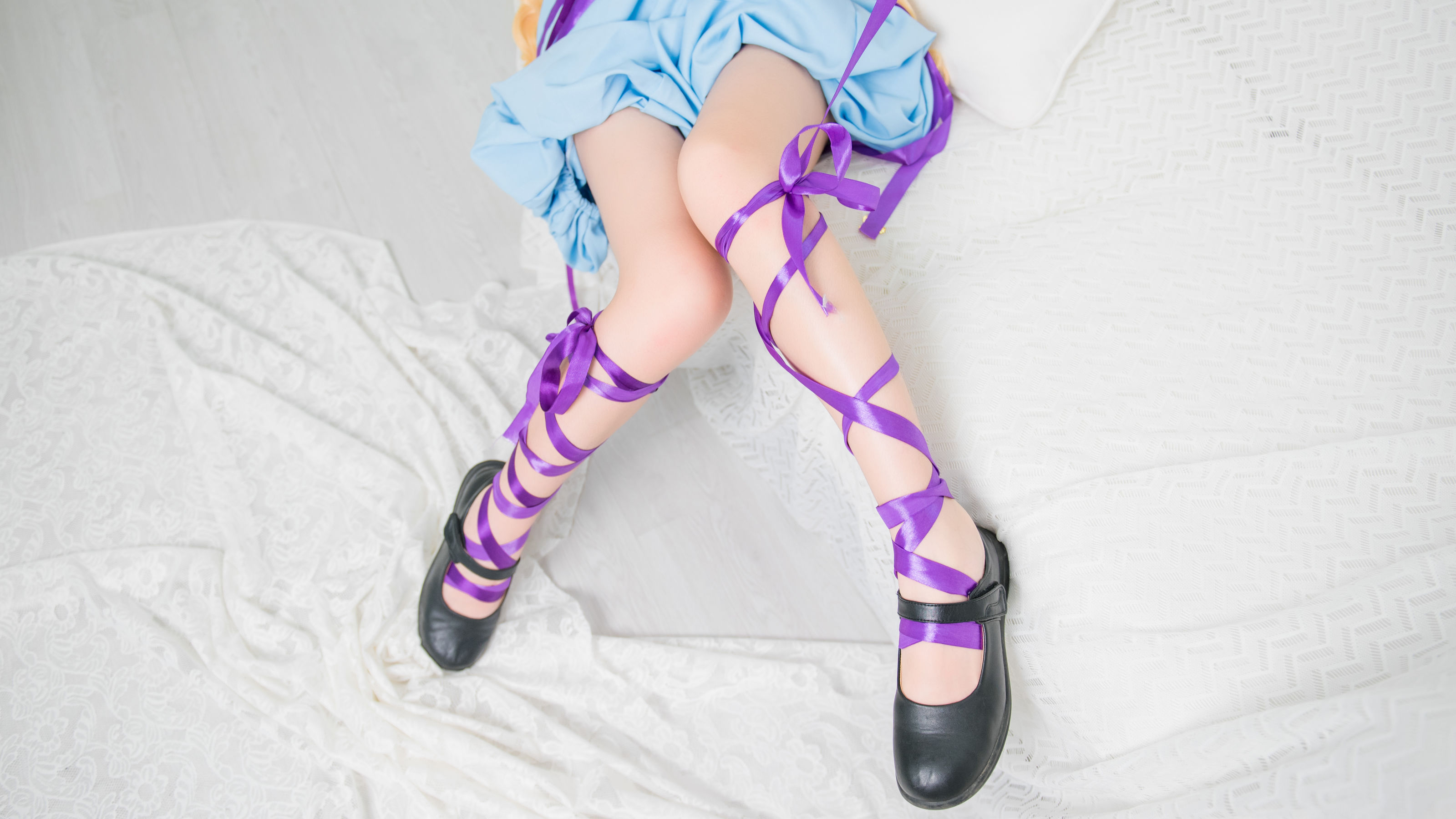 [萝莉COS] 鳗鱼霏儿 – 性感吊带睡裙 [20P]