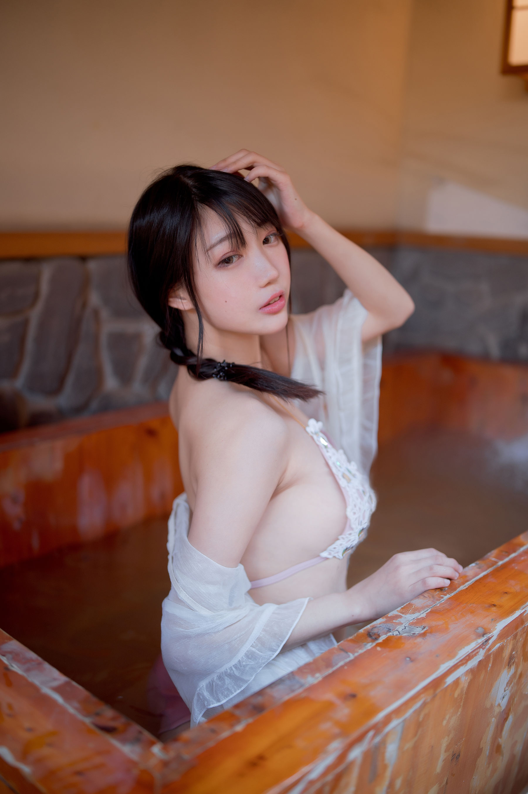 周叽是可爱兔兔 – 温泉女友 [28P]