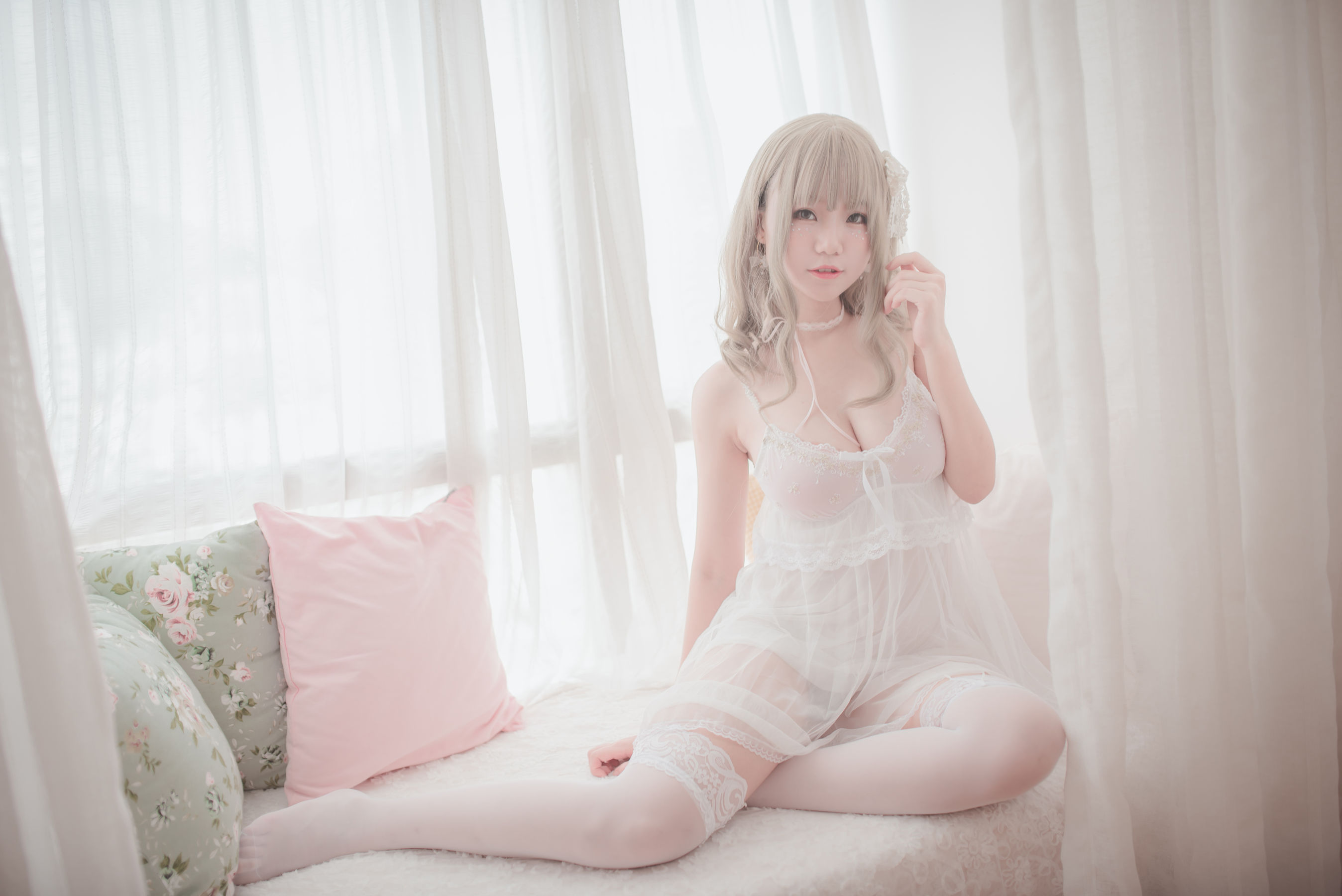 [萝莉COS] Yoko宅夏《白色丝质连衣裙》 [26P]