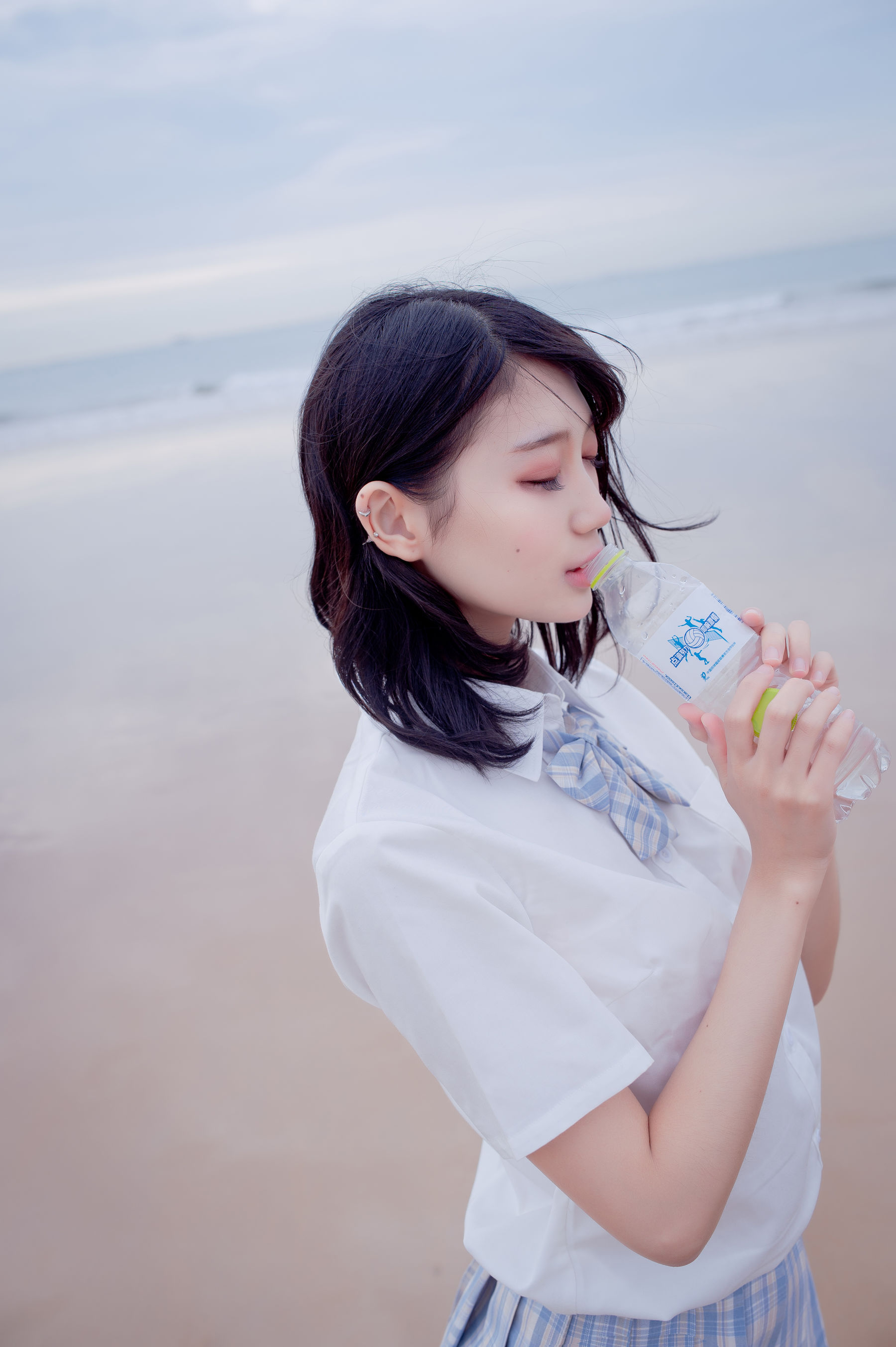 周叽是可爱兔兔 – 海边jk [35P]