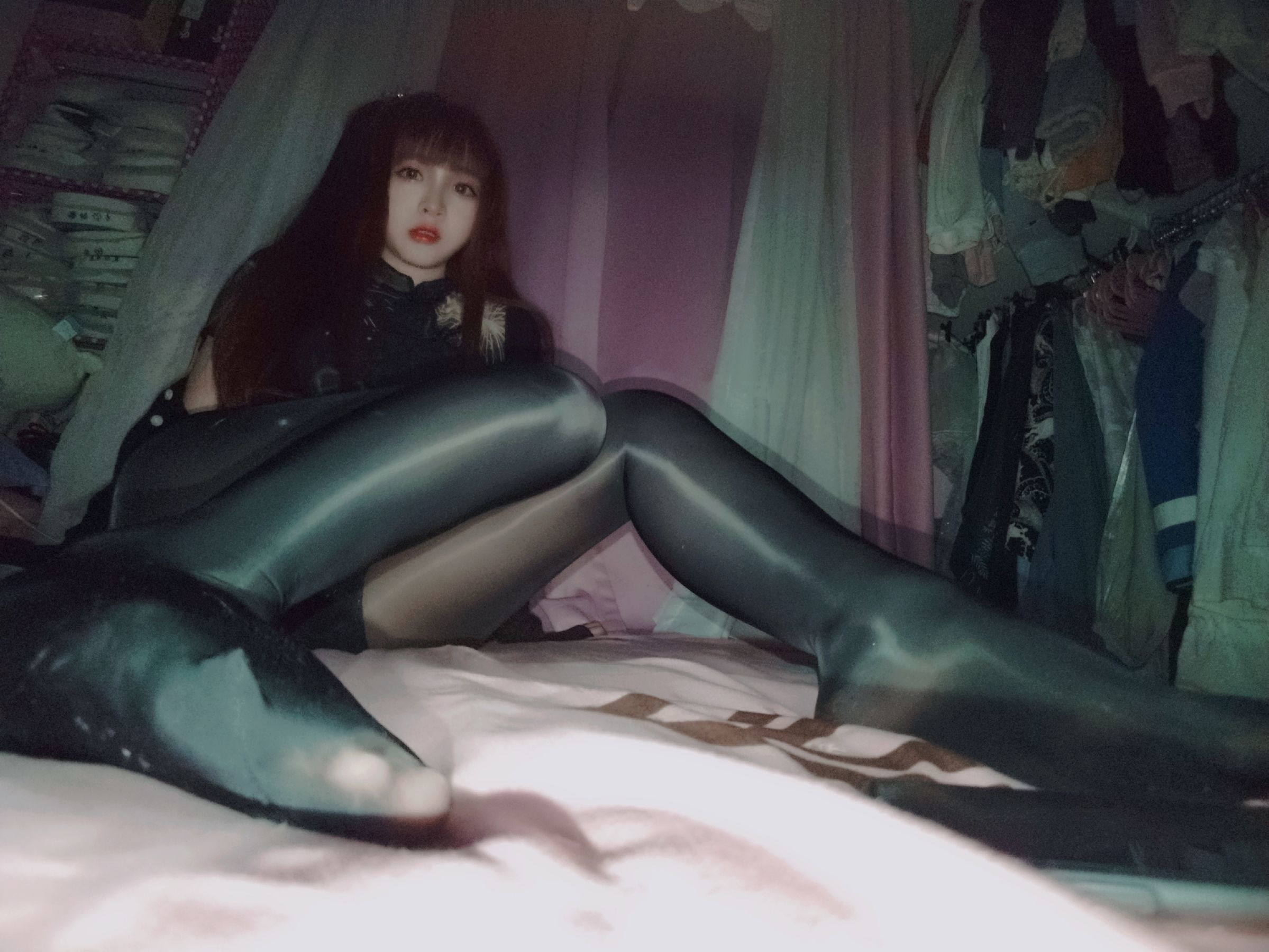 二次元美女古川kagura – 亮丝黑旗袍 [42P]