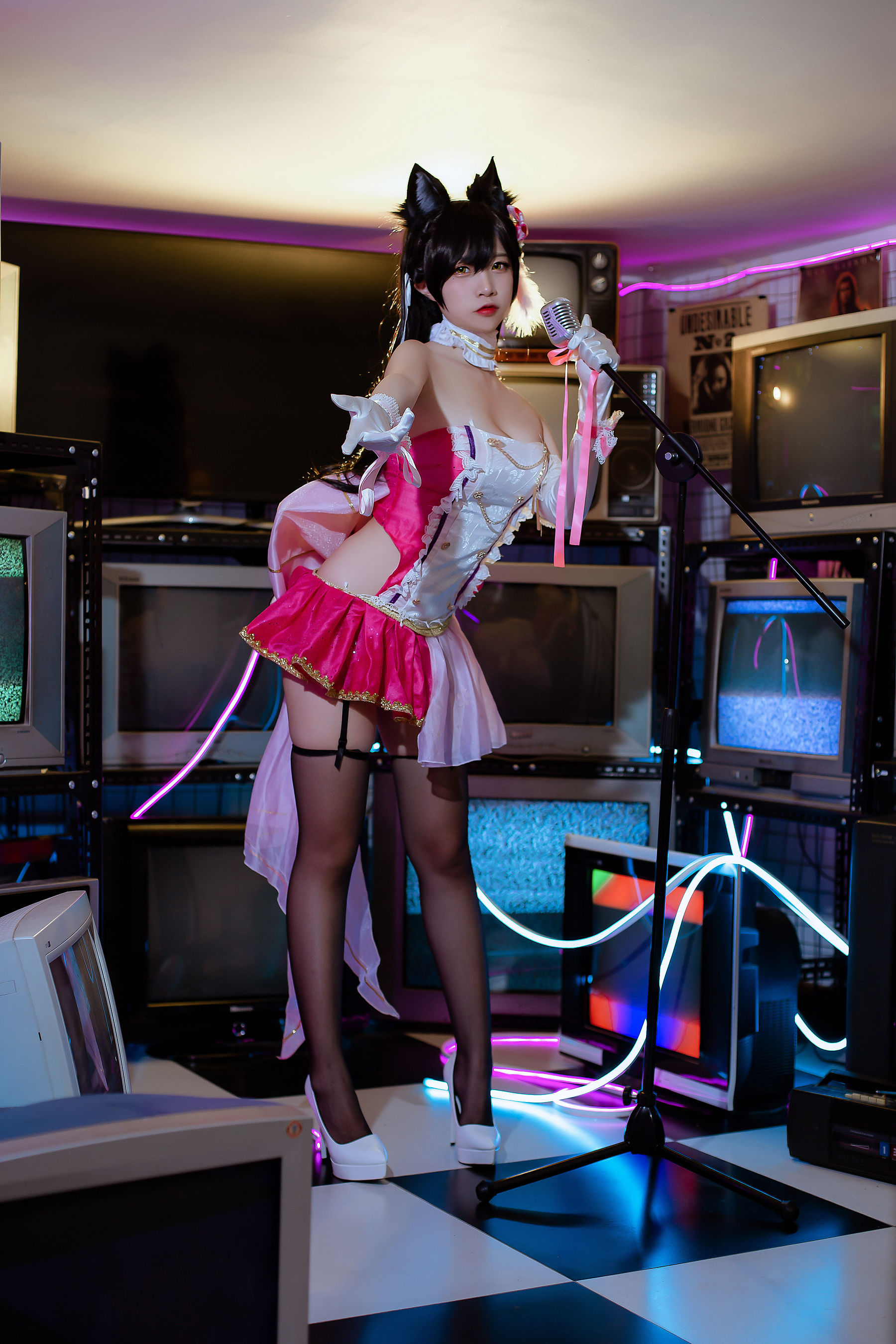 [Cosplay写真] 人气Coser二佐Nisa – 犬之眷之碧蓝爱宕 打歌服 [14P]