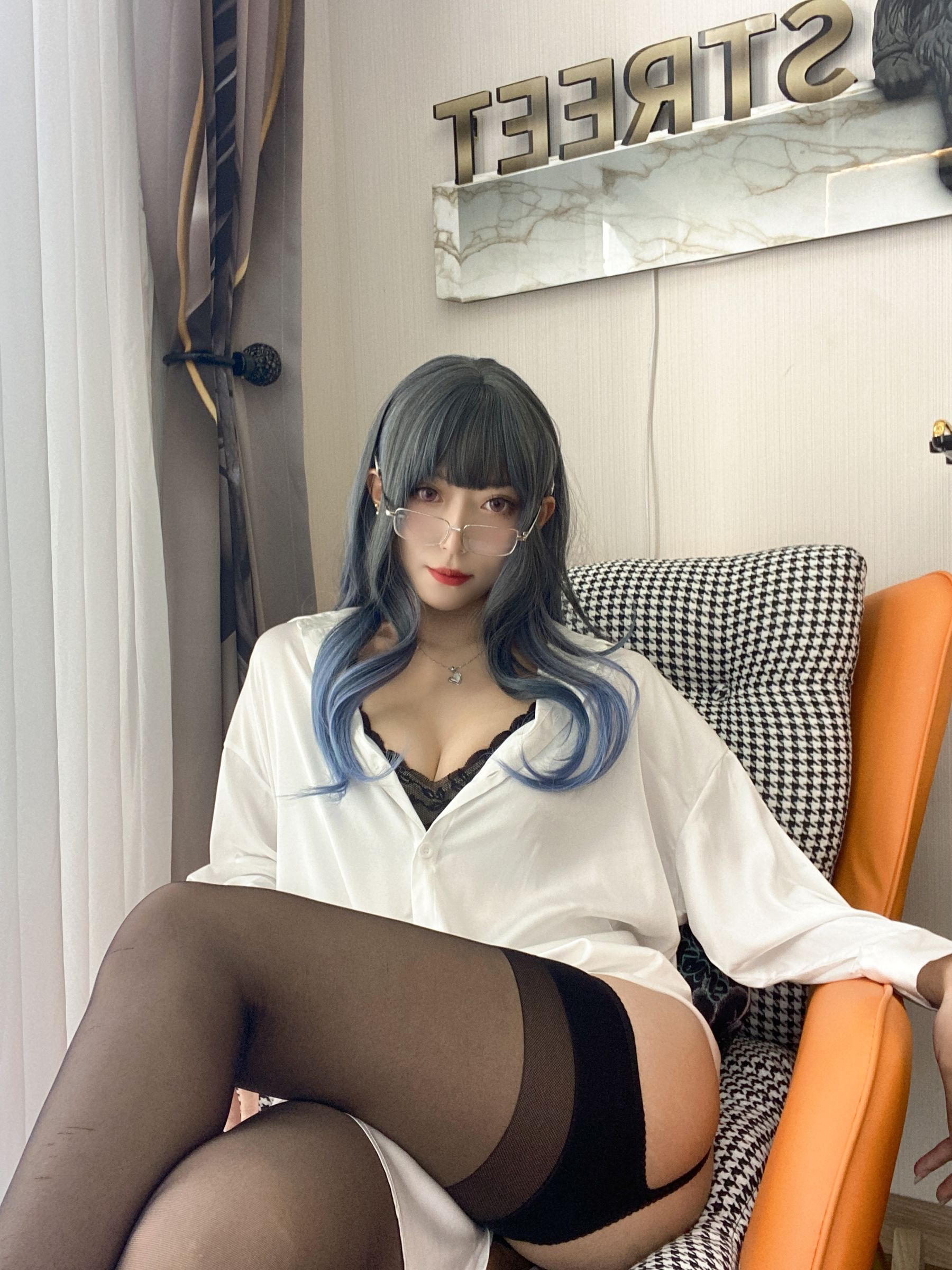 动漫博主Money冷冷 – 白衬衫 [84P]