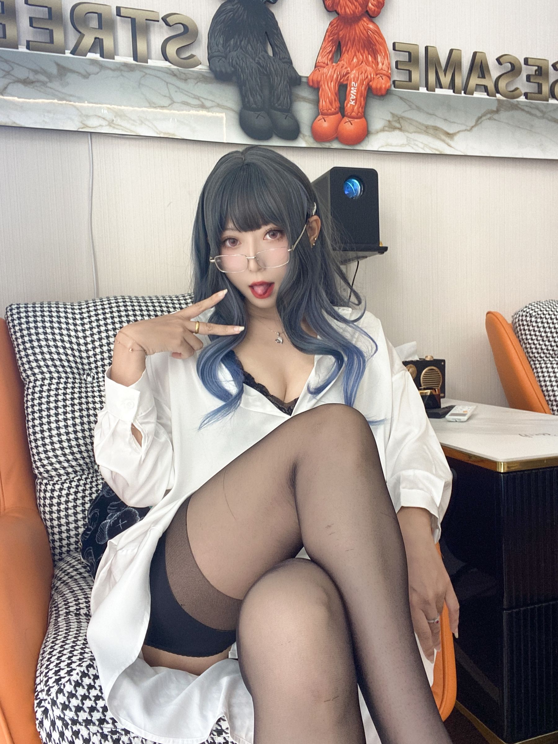 动漫博主Money冷冷 – 白衬衫 [84P]