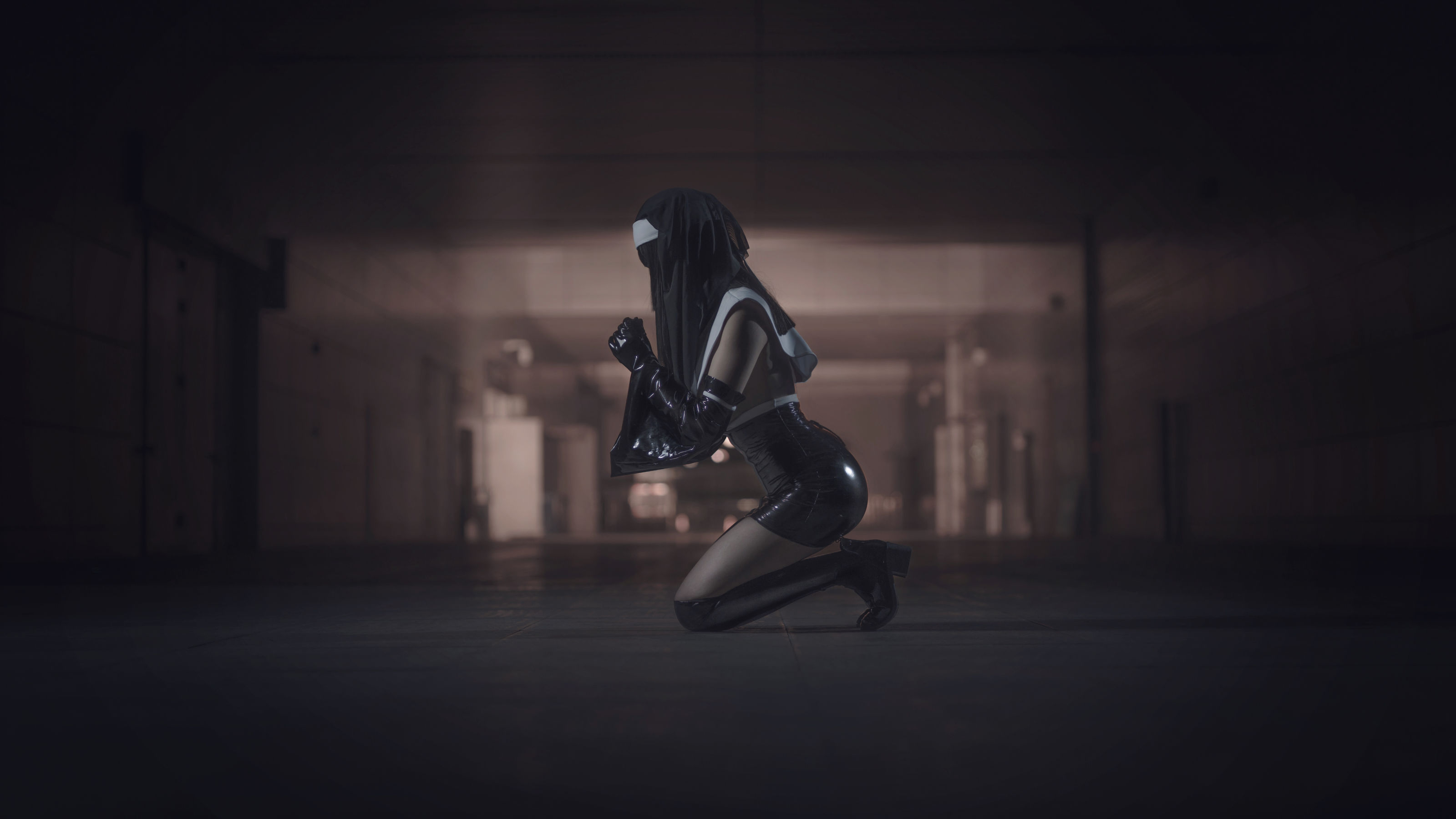 动漫博主uki雨季 – 修女黑胶衣 [12P]