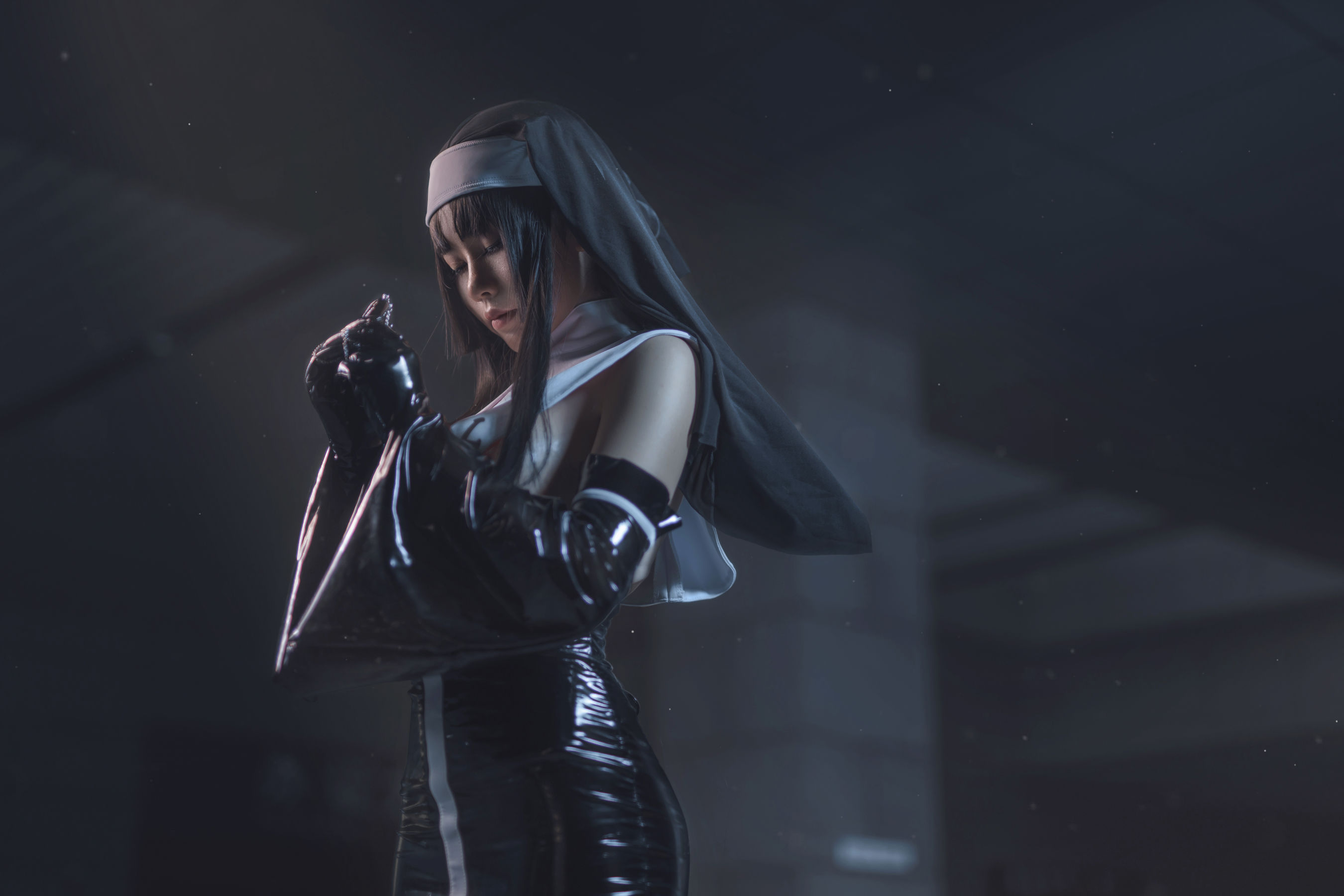 动漫博主uki雨季 – 修女黑胶衣 [12P]