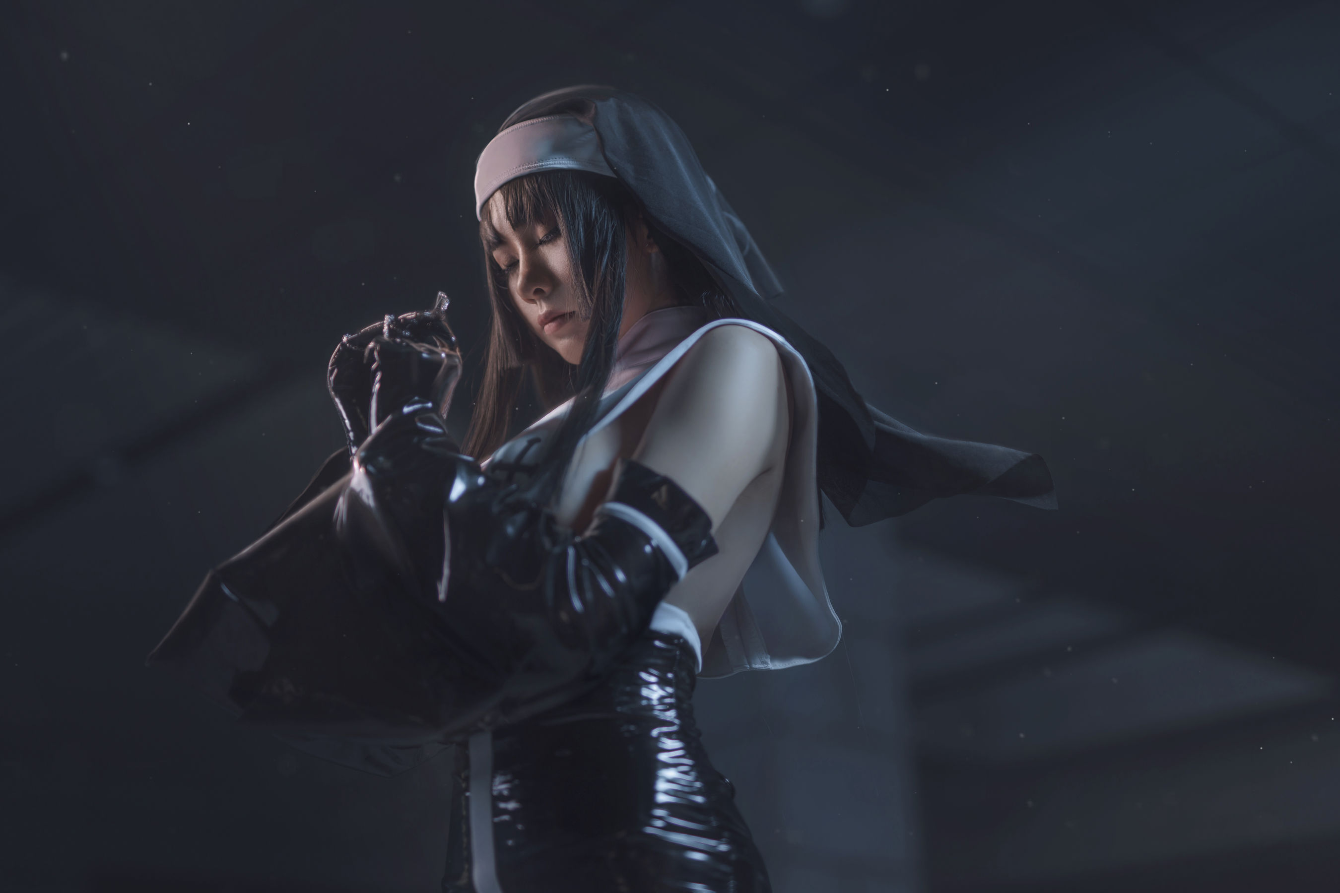 动漫博主uki雨季 – 修女黑胶衣 [12P]