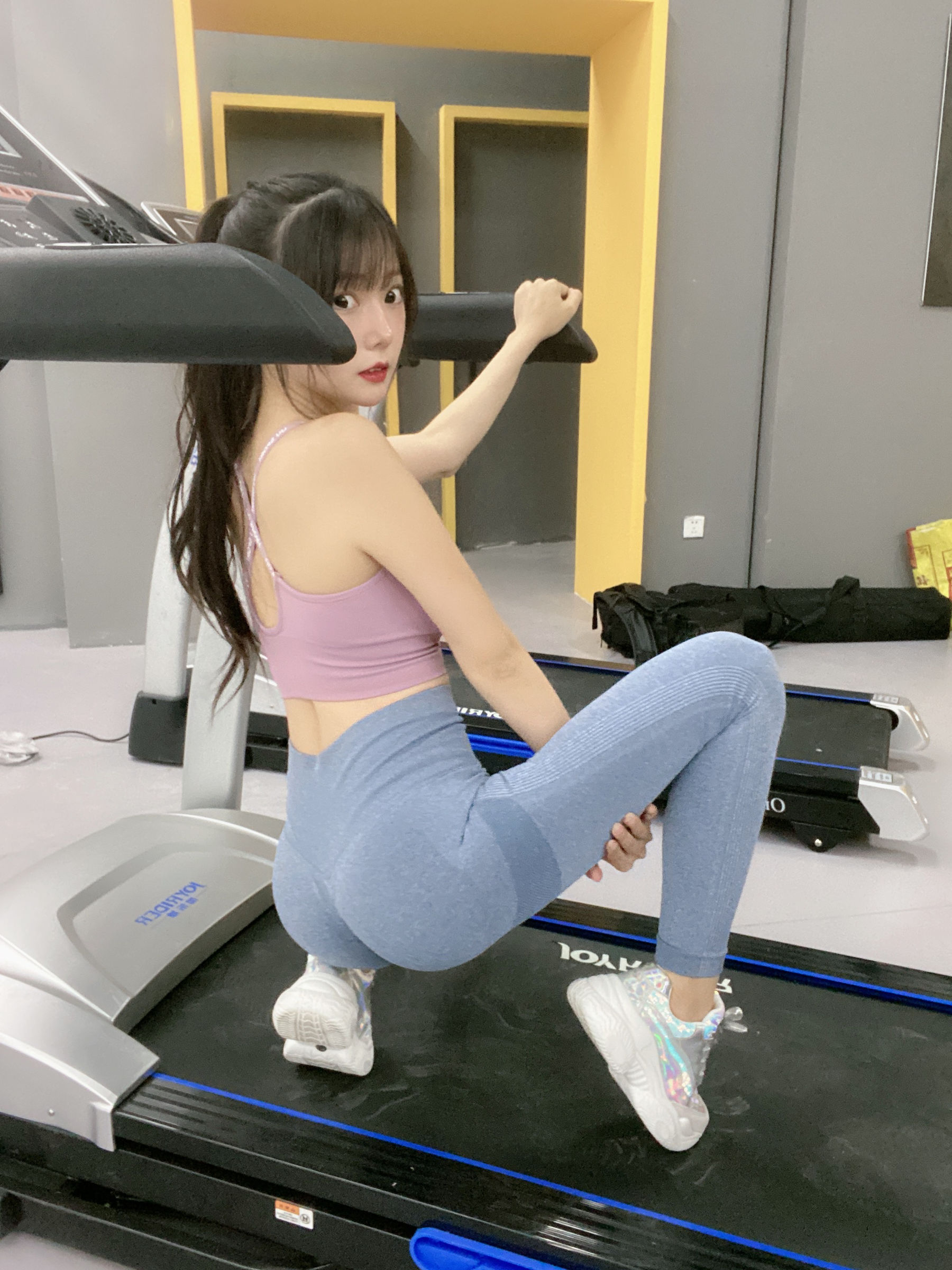 香草喵露露 – 小露乱撞 瑜伽服自拍 [32P]