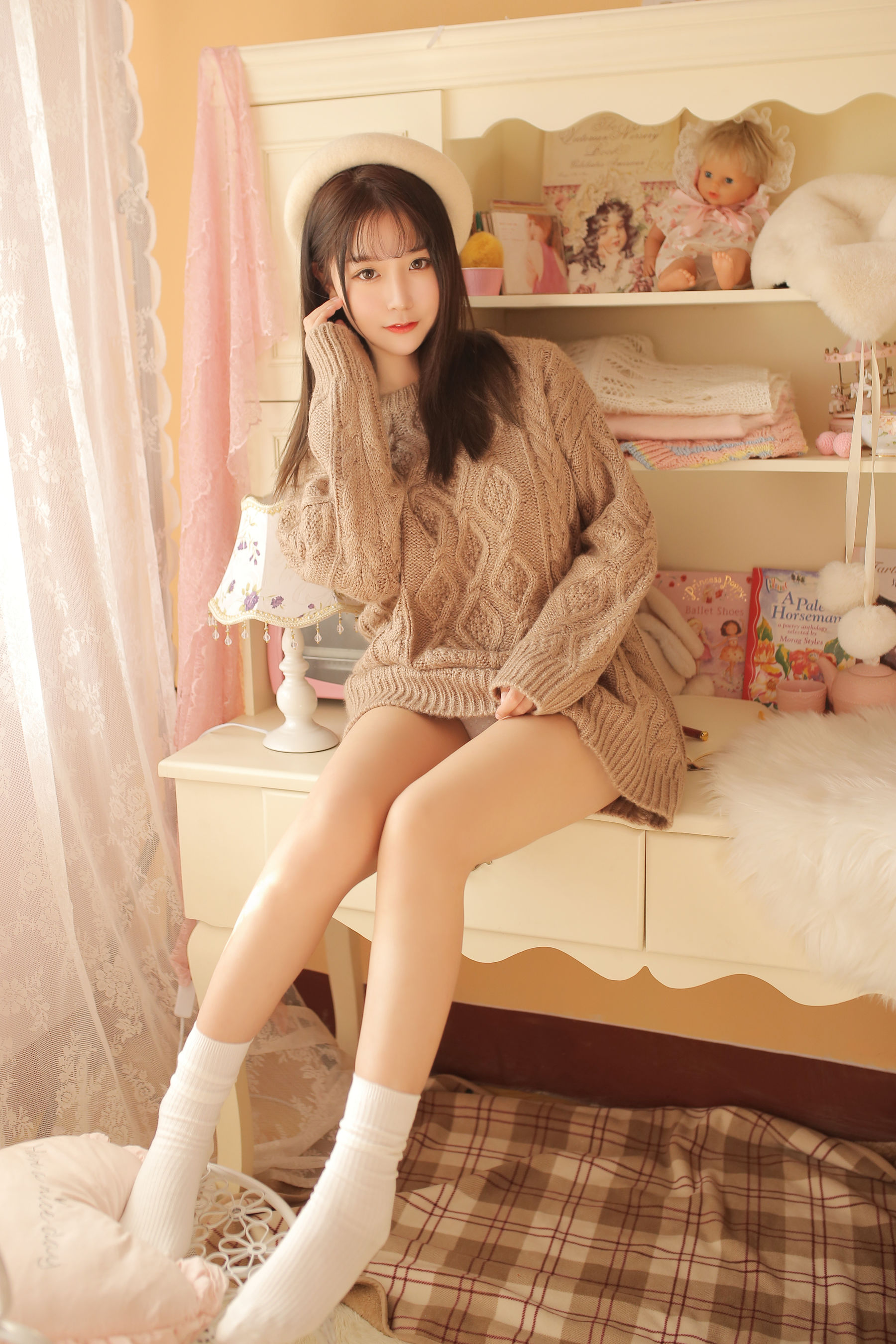 巨乳猫九酱Sakura – 驼色毛衣 [25P]