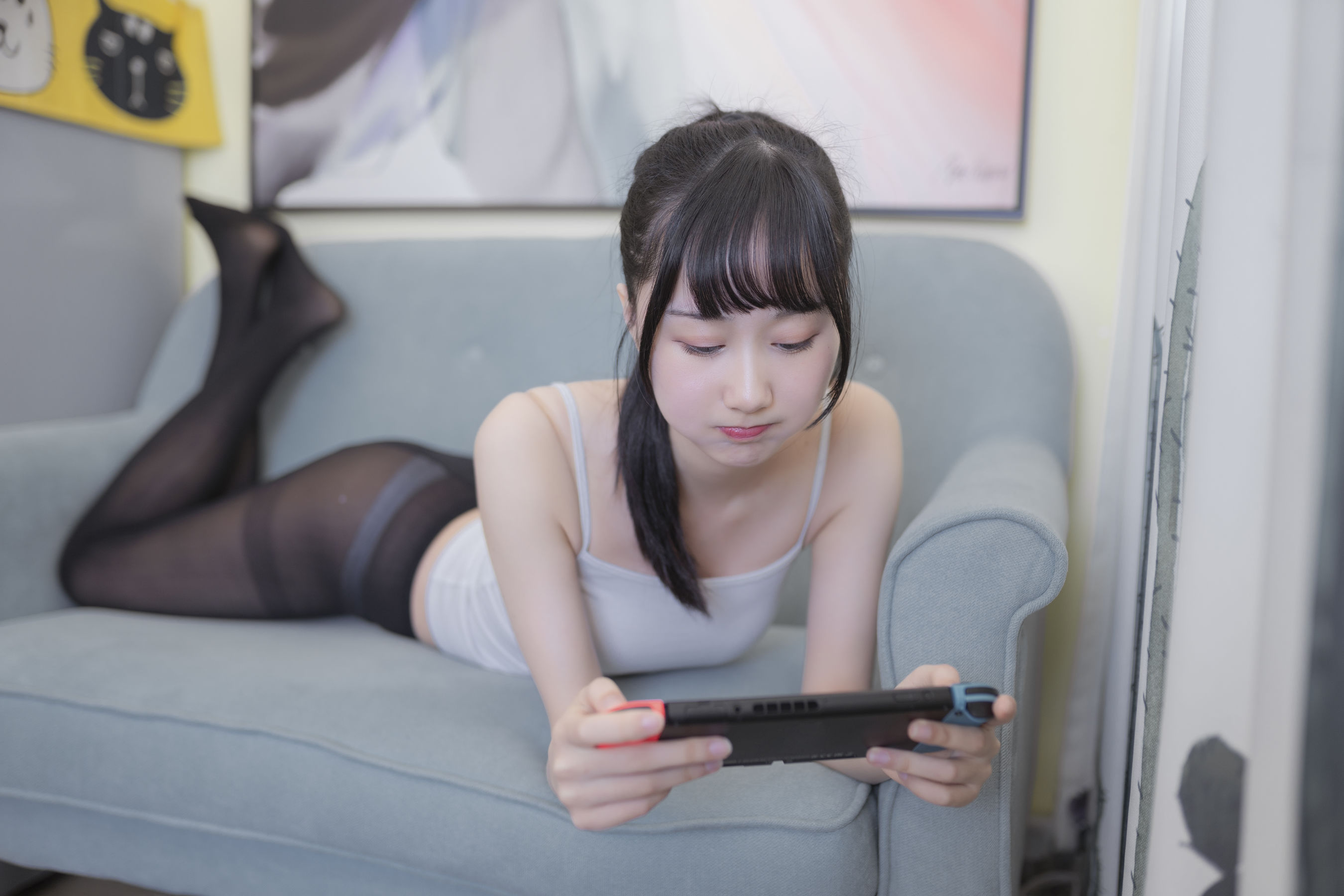 [萝莉COS] 木绵绵OwO – 背心黑丝居家 [40P]