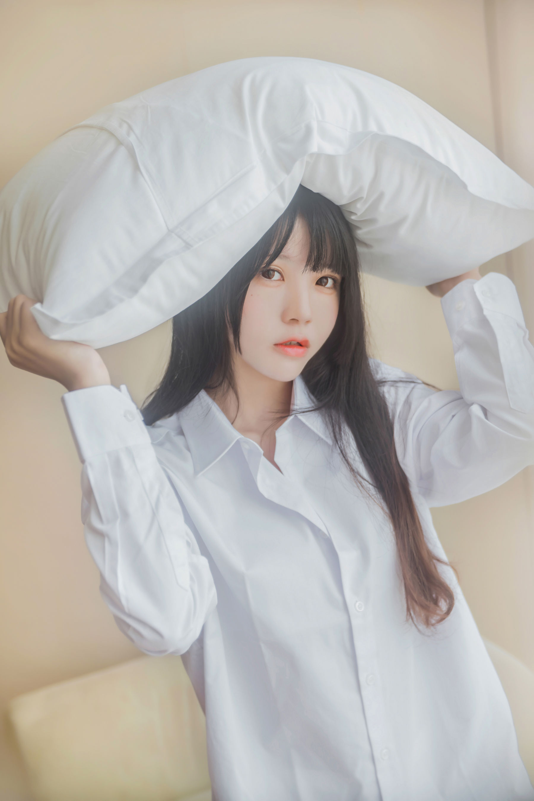 [萝莉COS] 桜桃喵《桜桃未熟 – 白衬衫散发》 [49P]