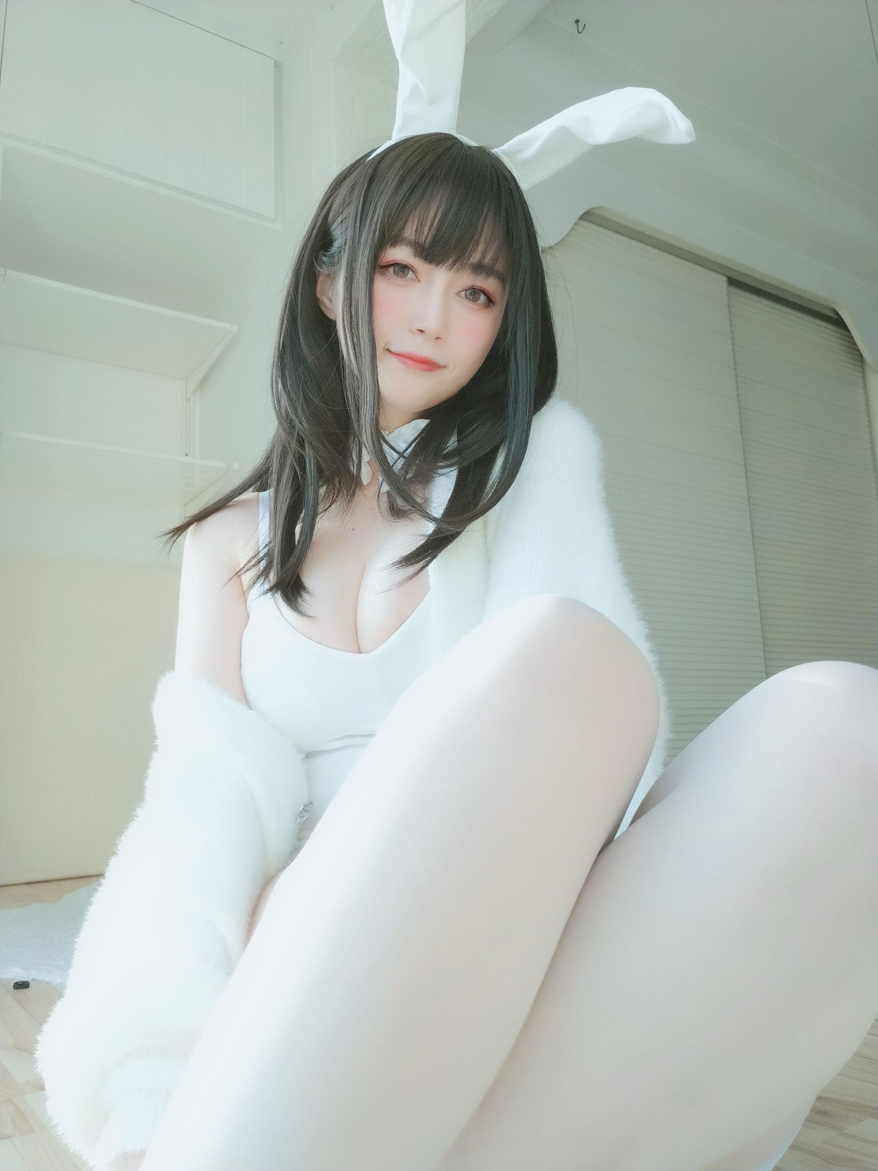 Coser小姐姐白银 – 白丝兔子 [107P]