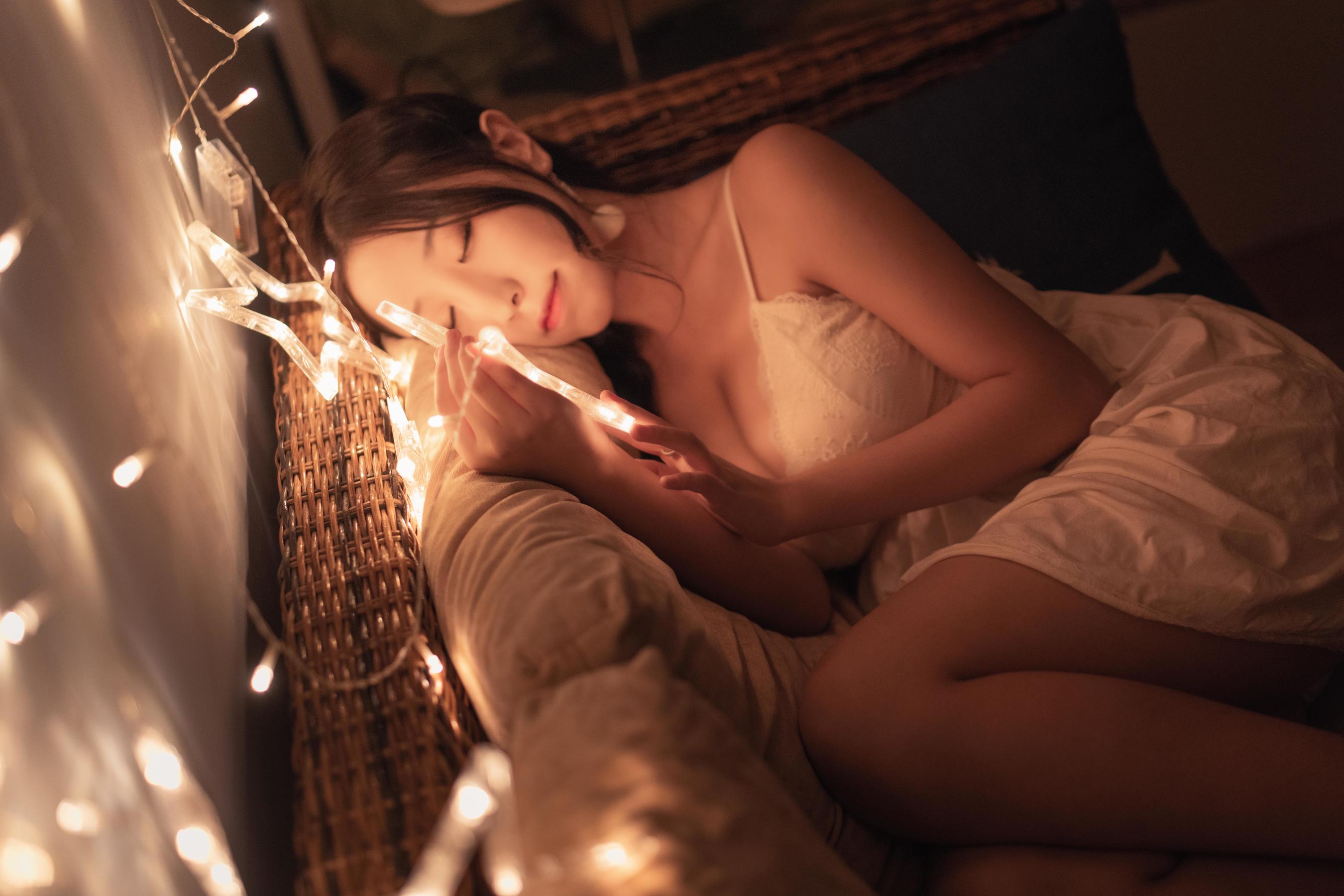 动漫博主穆零Mu0 – 灯下睡衣 [16P]