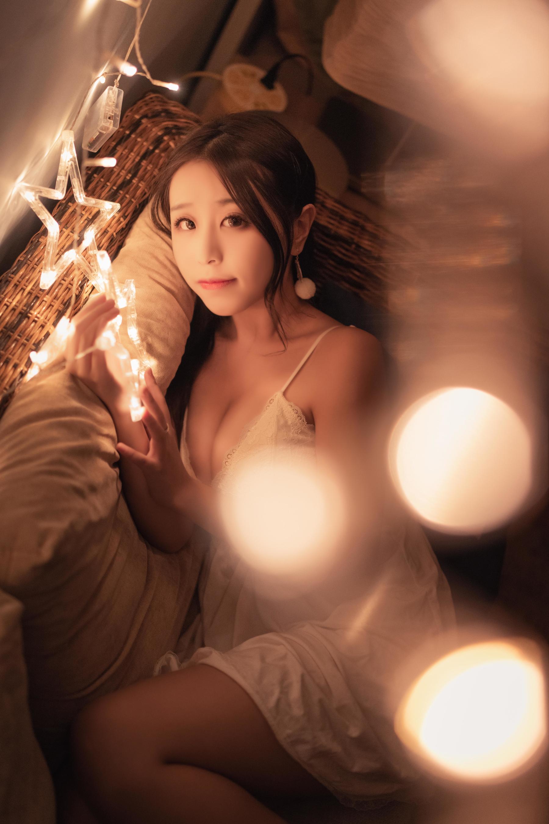 动漫博主穆零Mu0 – 灯下睡衣 [16P]