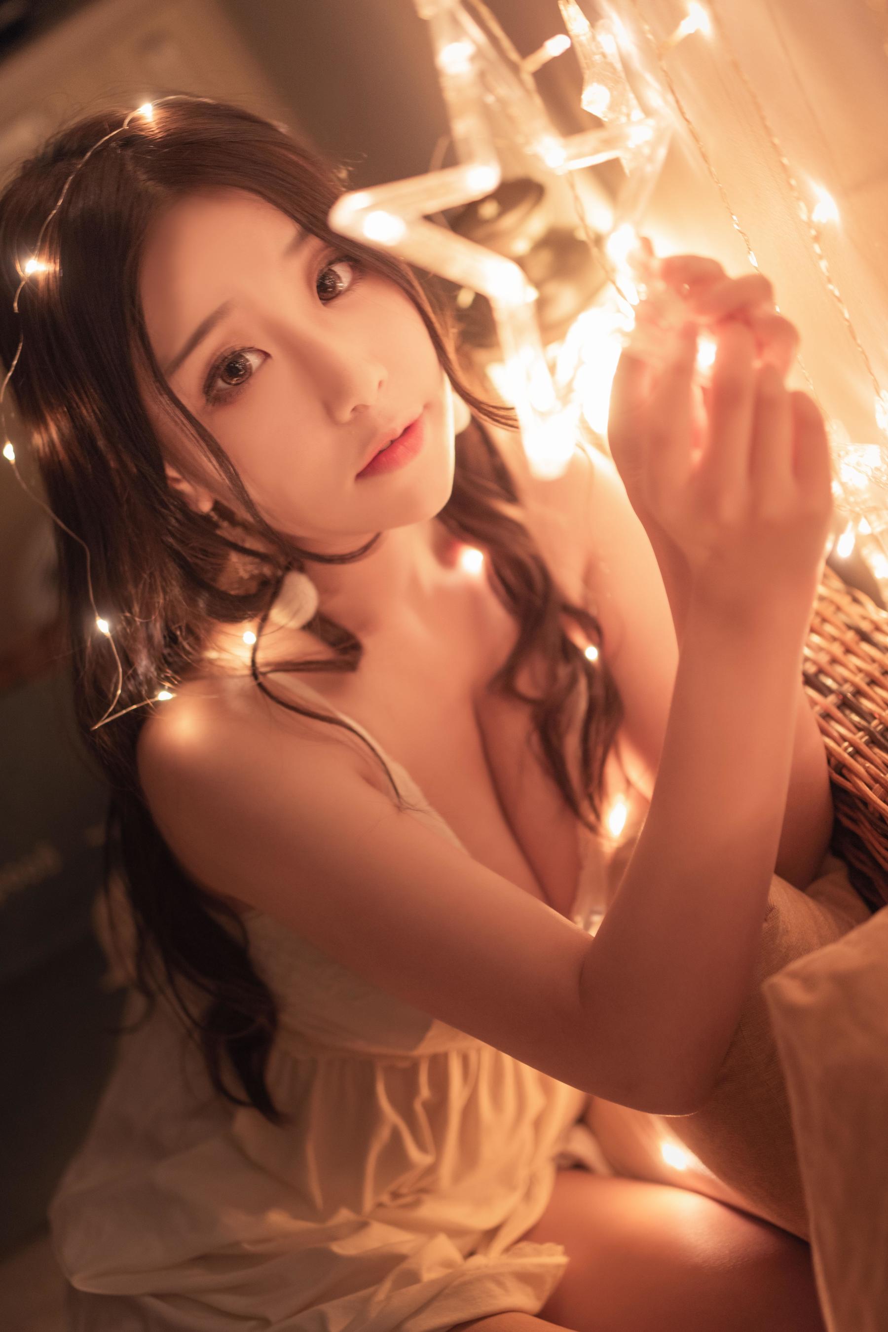 动漫博主穆零Mu0 – 灯下睡衣 [16P]