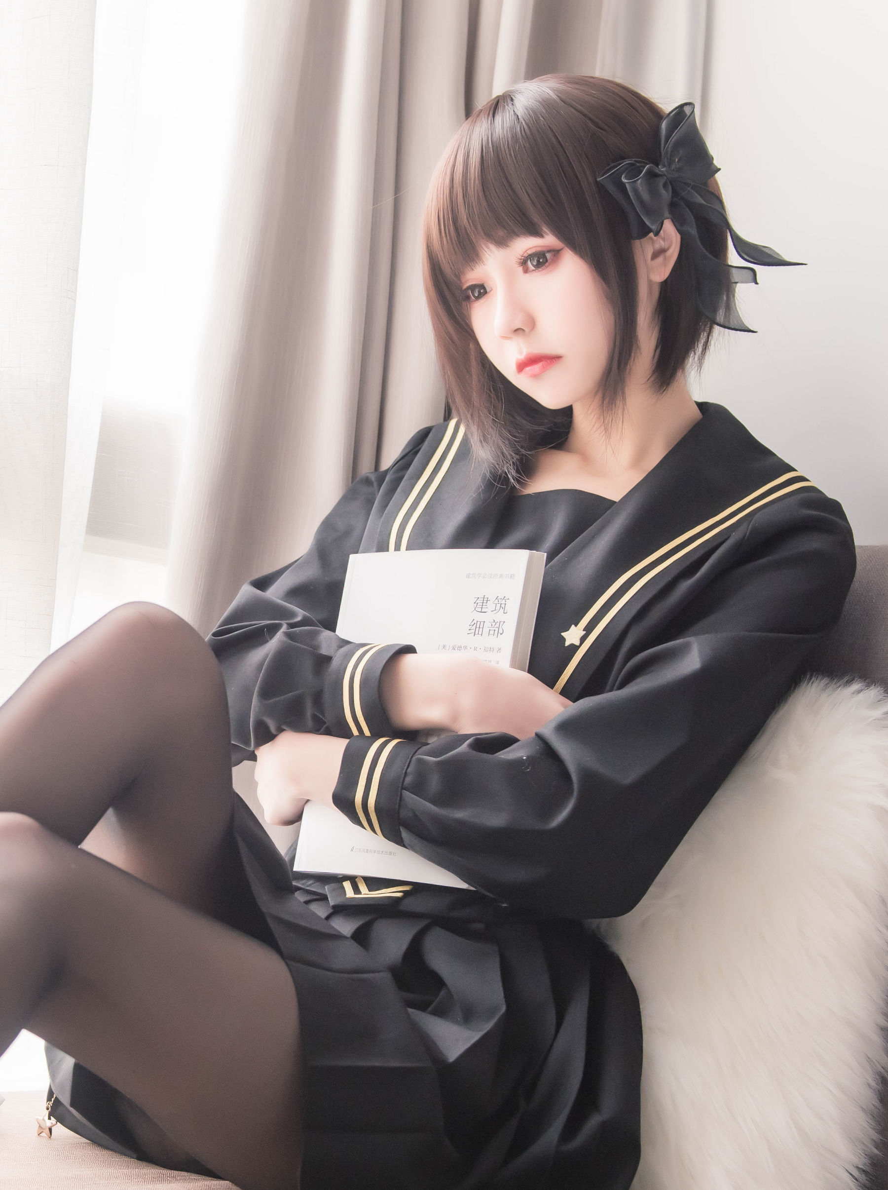 [萝莉COS] 小妖精你的负卿 – 窗台制服 [18P]