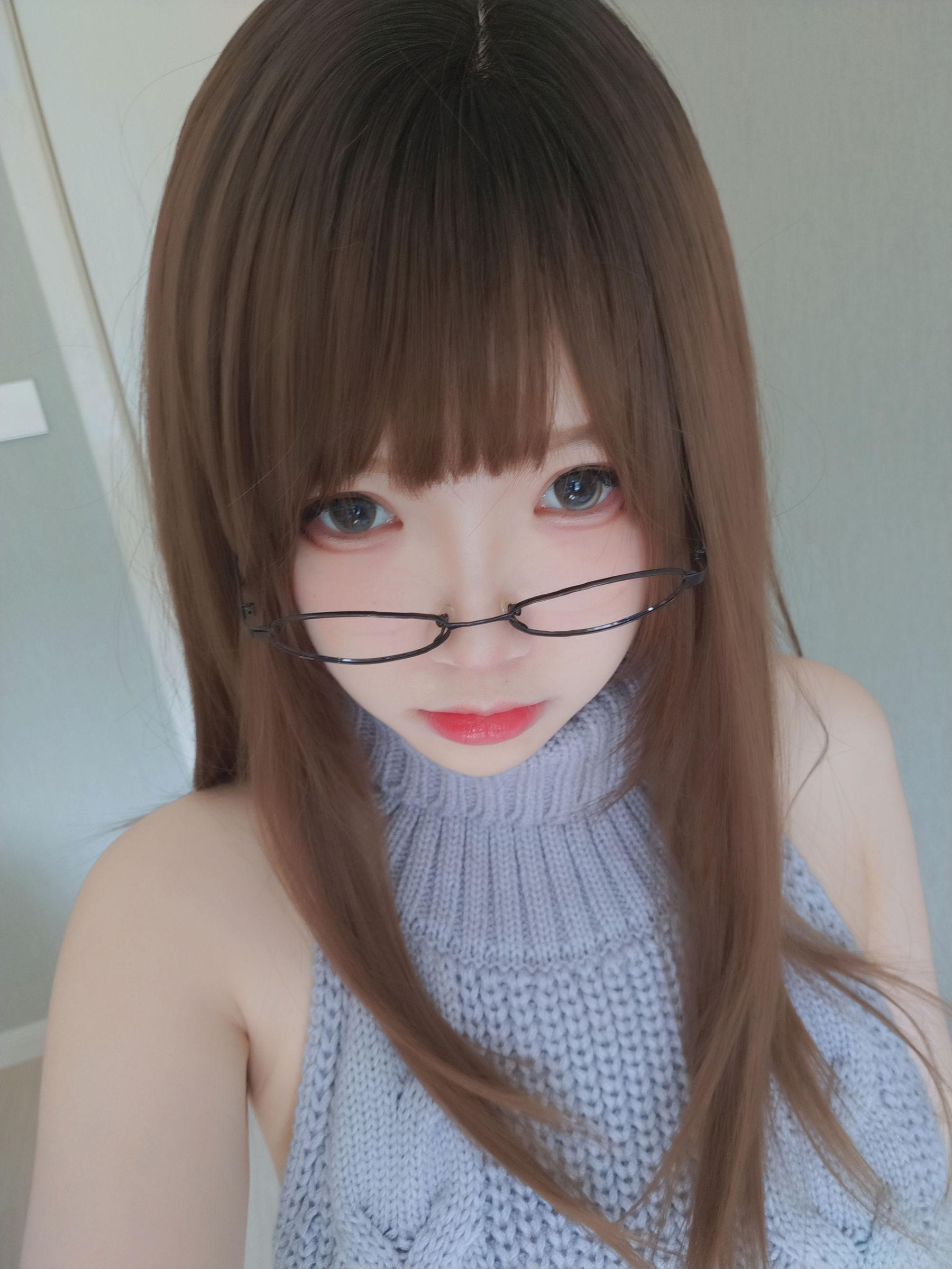 动漫博主雪晴Astra – 黑丝漏背毛衣 [151P]