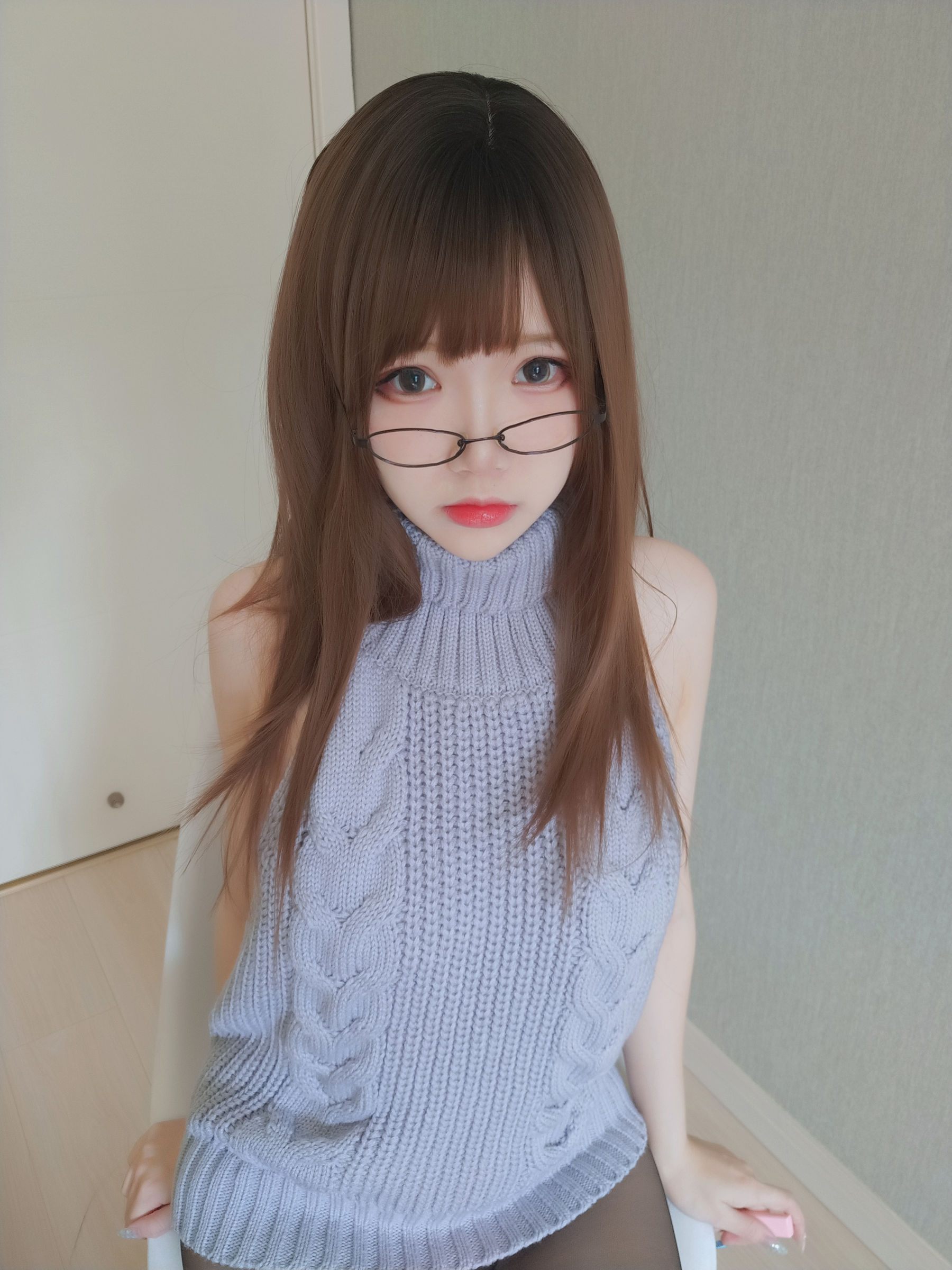 动漫博主雪晴Astra – 黑丝漏背毛衣 [151P]