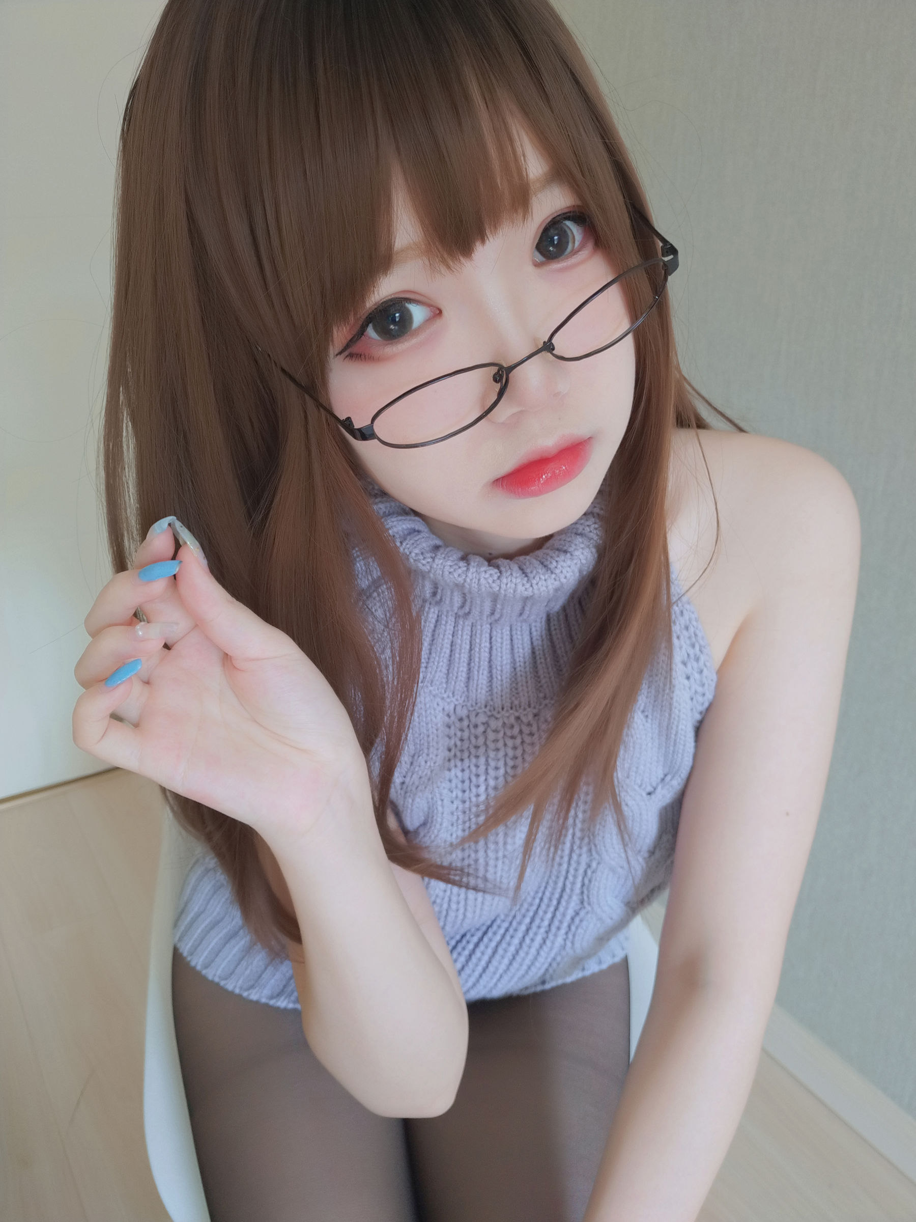 动漫博主雪晴Astra – 黑丝漏背毛衣 [151P]