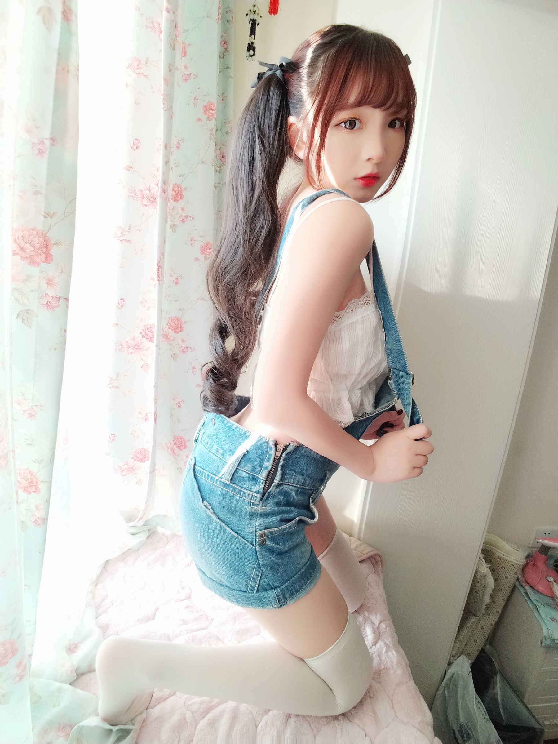 二次元美女古川kagura 牛仔吊带短裤 [40P]