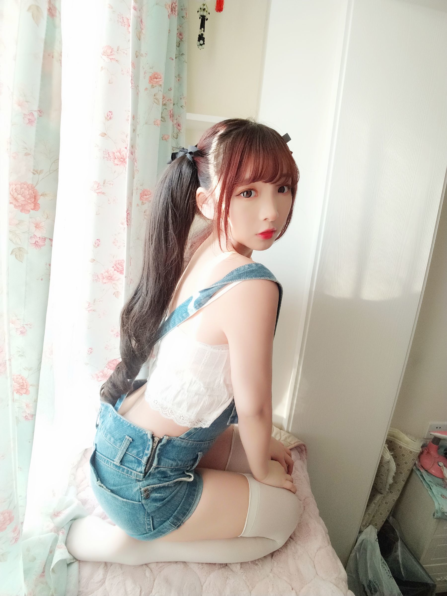 二次元美女古川kagura 牛仔吊带短裤 [40P]